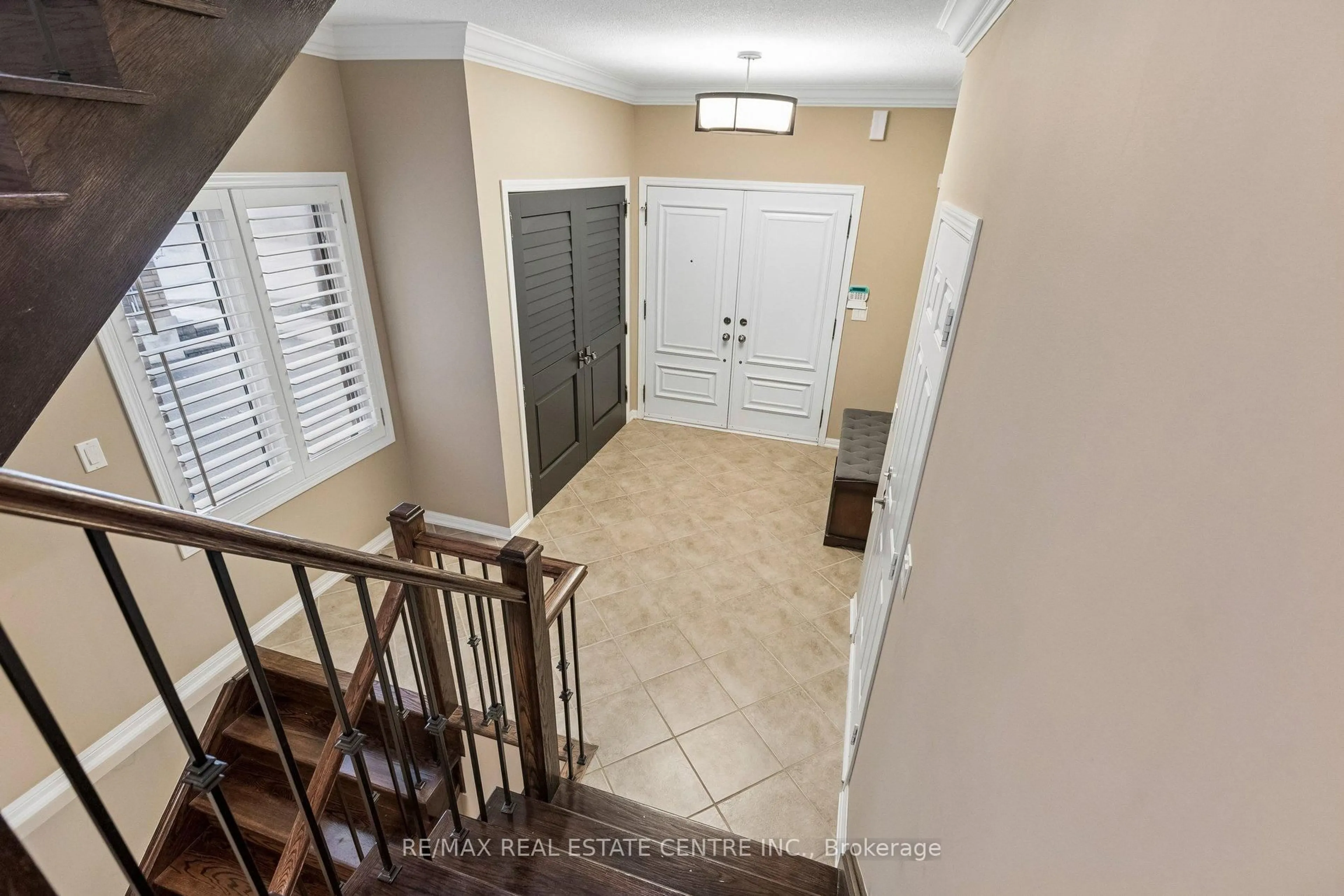 Indoor entryway for 700 Caldwell Cres, Milton Ontario L9T 0H6
