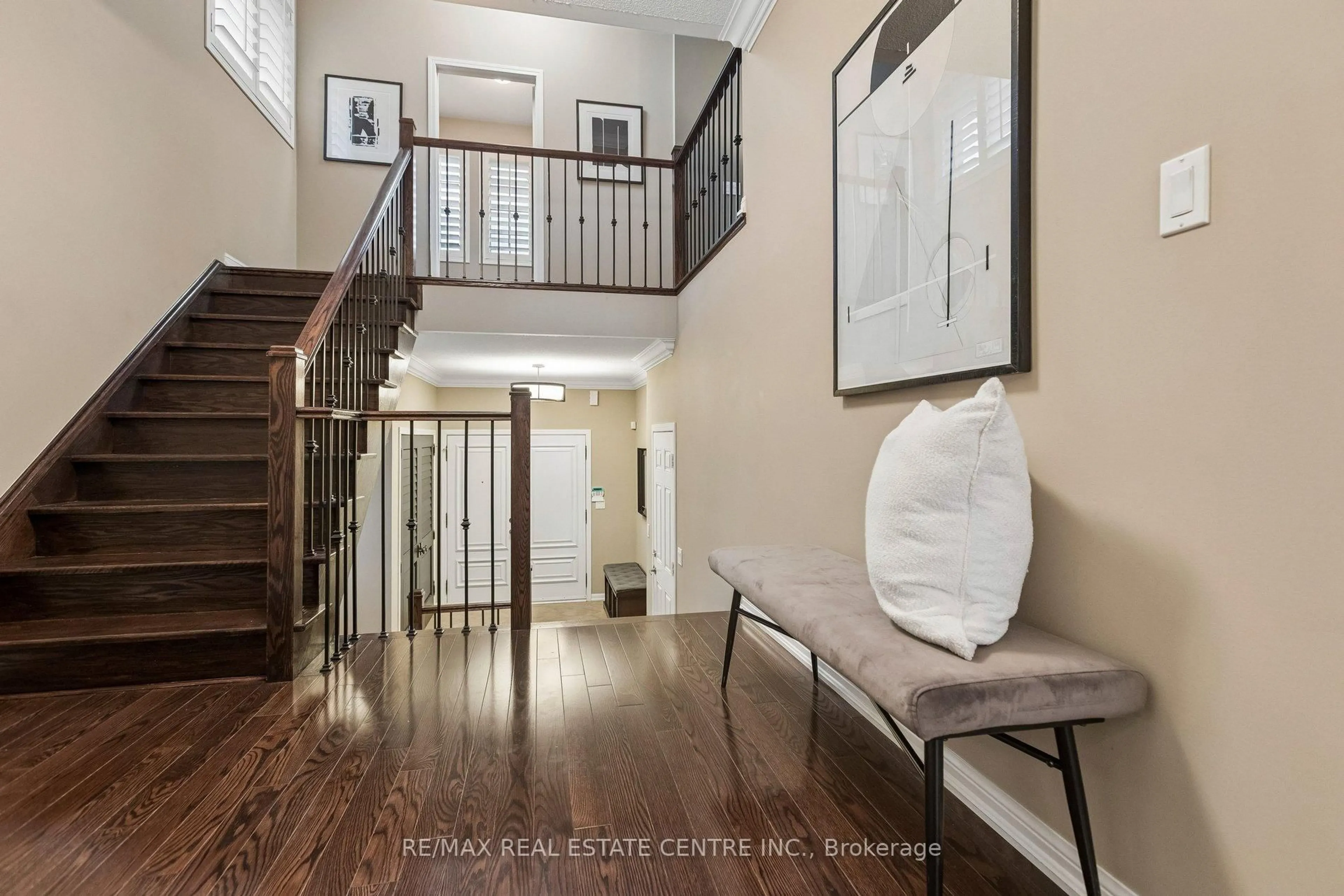 Indoor entryway for 700 Caldwell Cres, Milton Ontario L9T 0H6