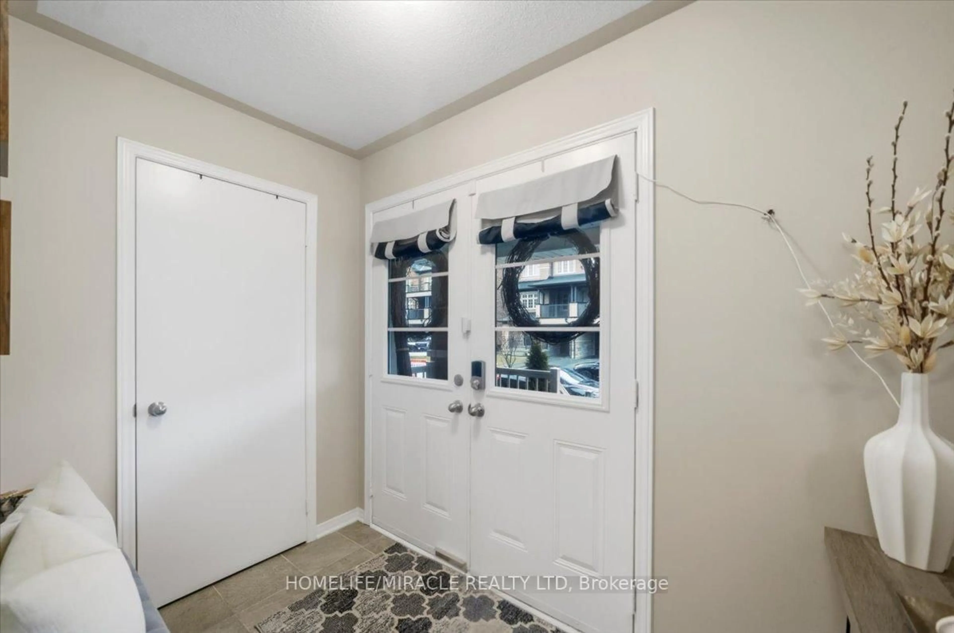 Indoor entryway for 8 Lowes Hill Circ, Caledon Ontario L7C 4H4