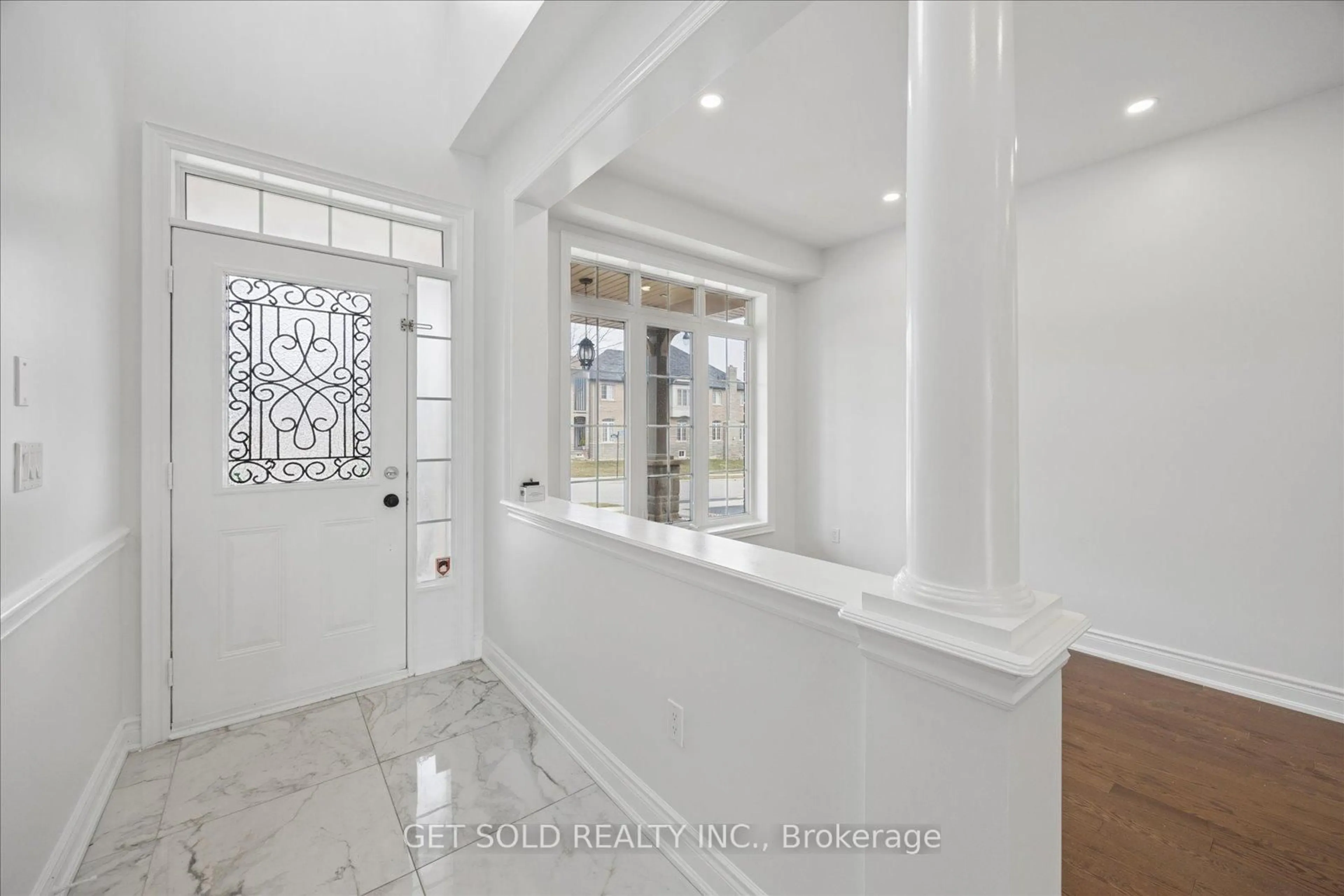 Indoor foyer for 11 Maybeck Dr, Brampton Ontario L6X 0Z2