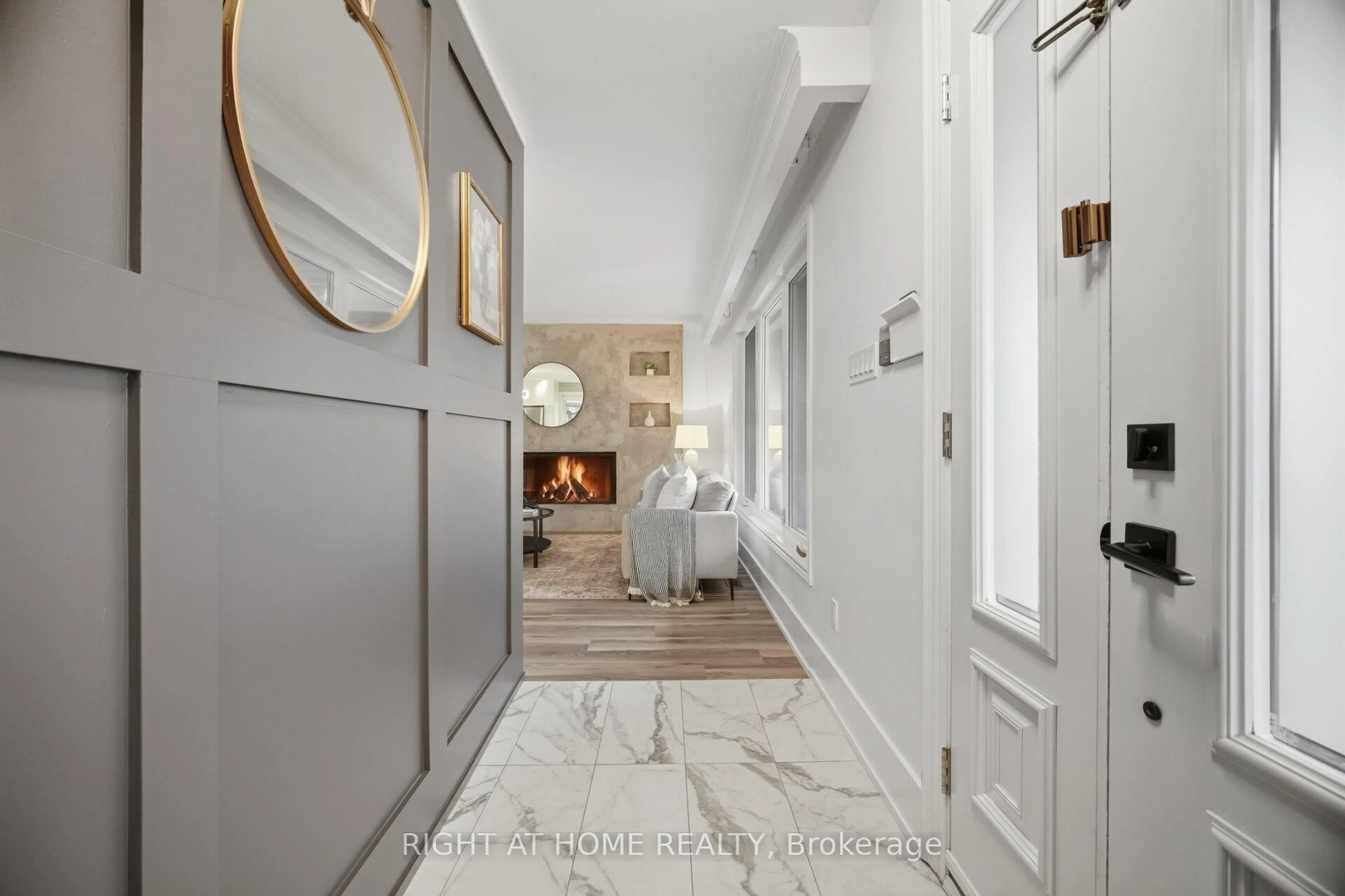 Indoor entryway for 1492 Agnew Rd, Mississauga Ontario L5J 3G9