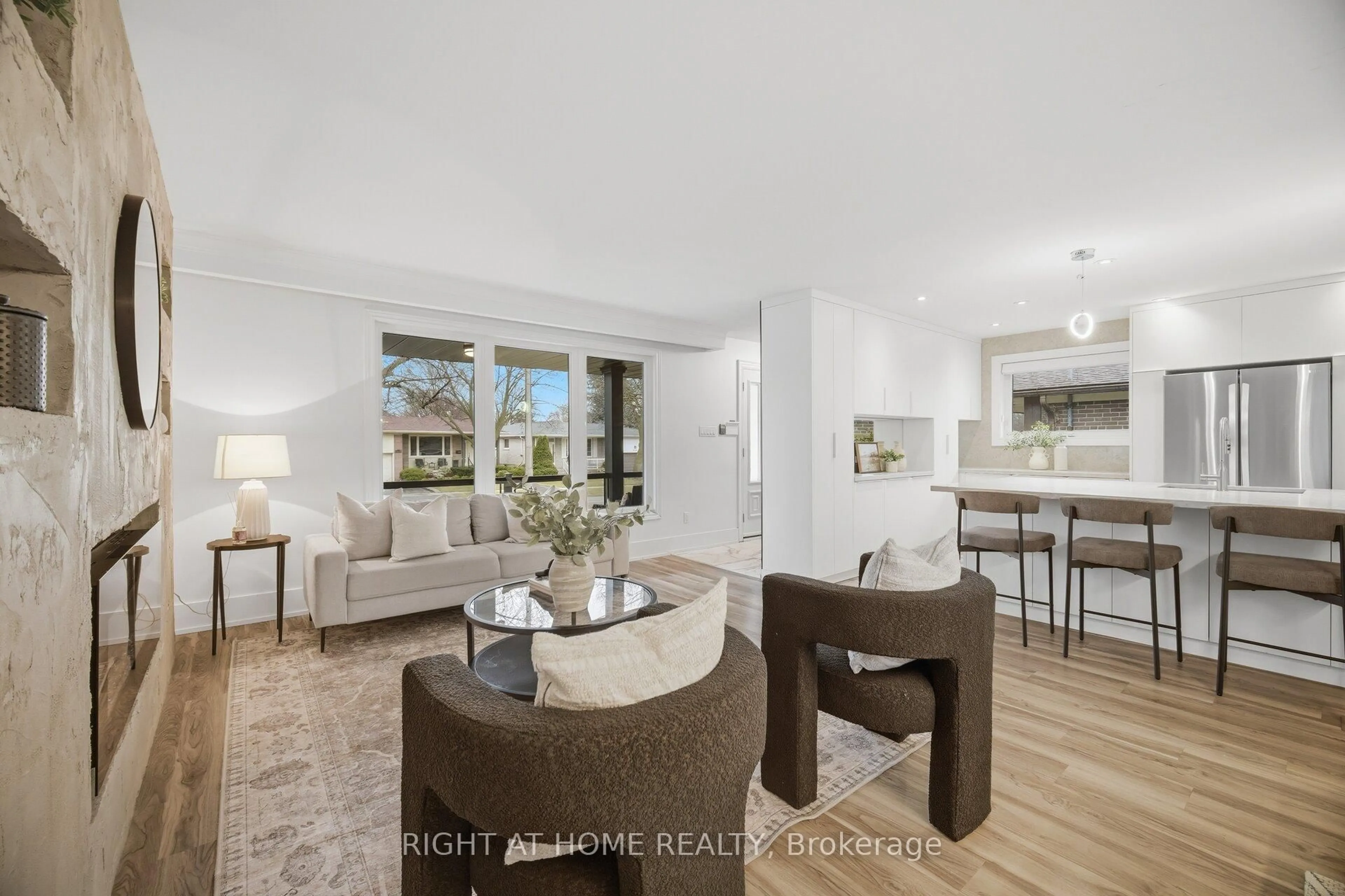 Living room with furniture, unknown for 1492 Agnew Rd, Mississauga Ontario L5J 3G9