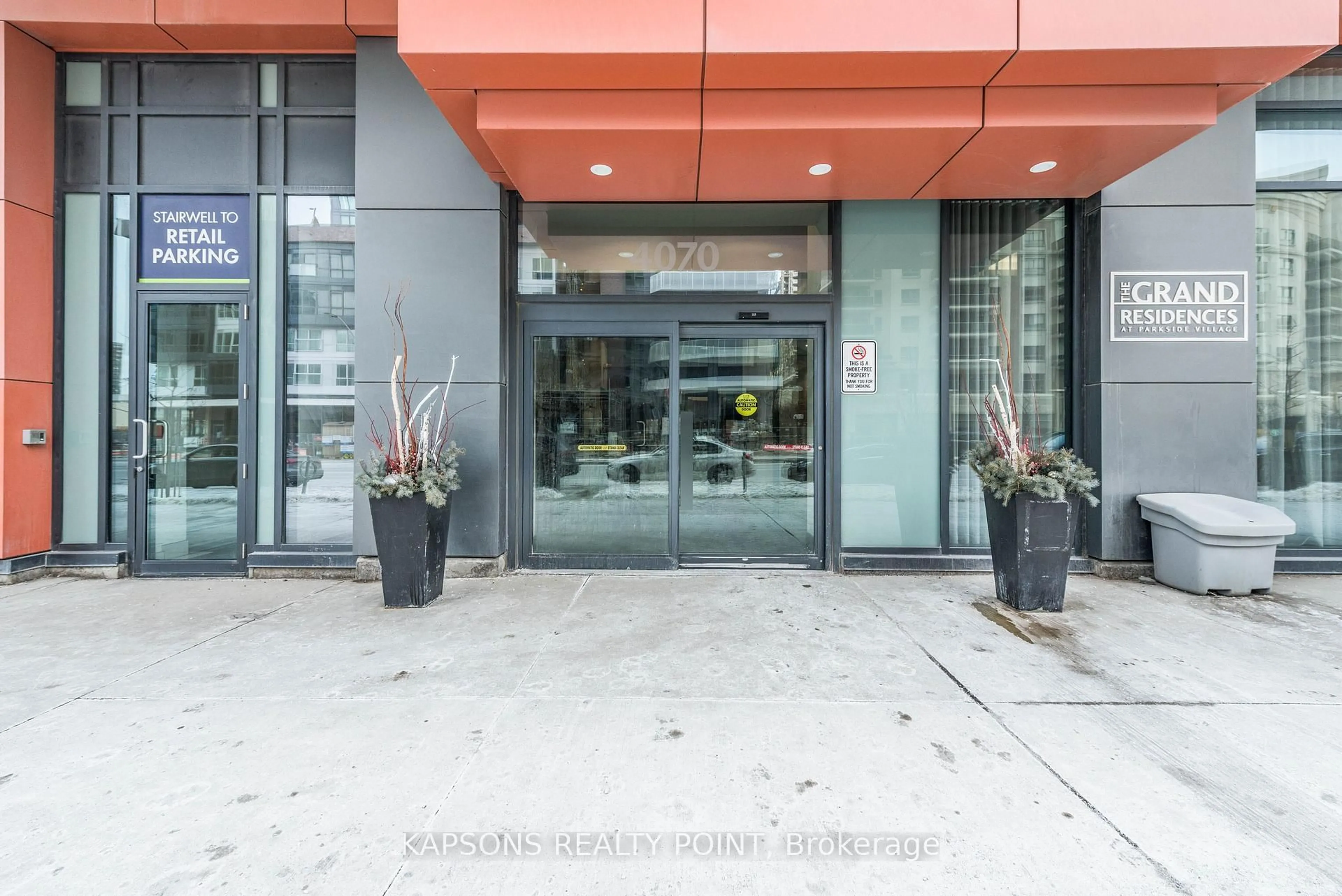 Indoor foyer for 4070 Confederation Pkwy #2204, Mississauga Ontario L5B 0E9
