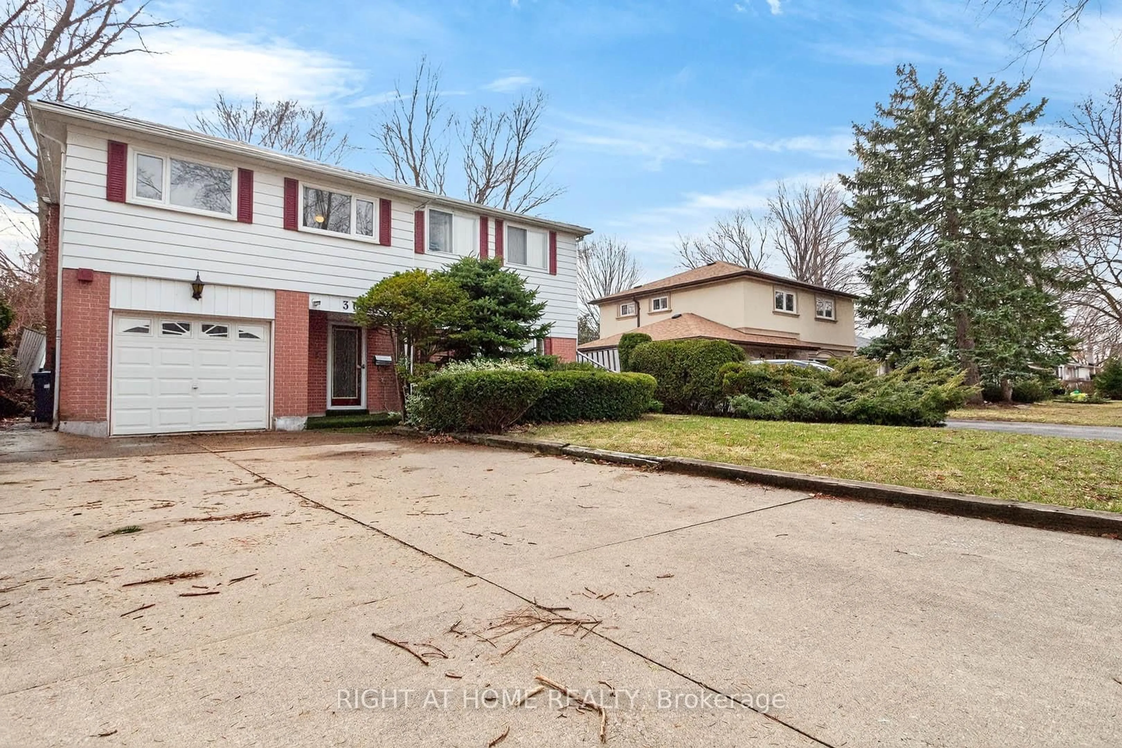 A pic from outside/outdoor area/front of a property/back of a property/a pic from drone, street for 3626 Fieldgate Dr, Mississauga Ontario L4X 2J7