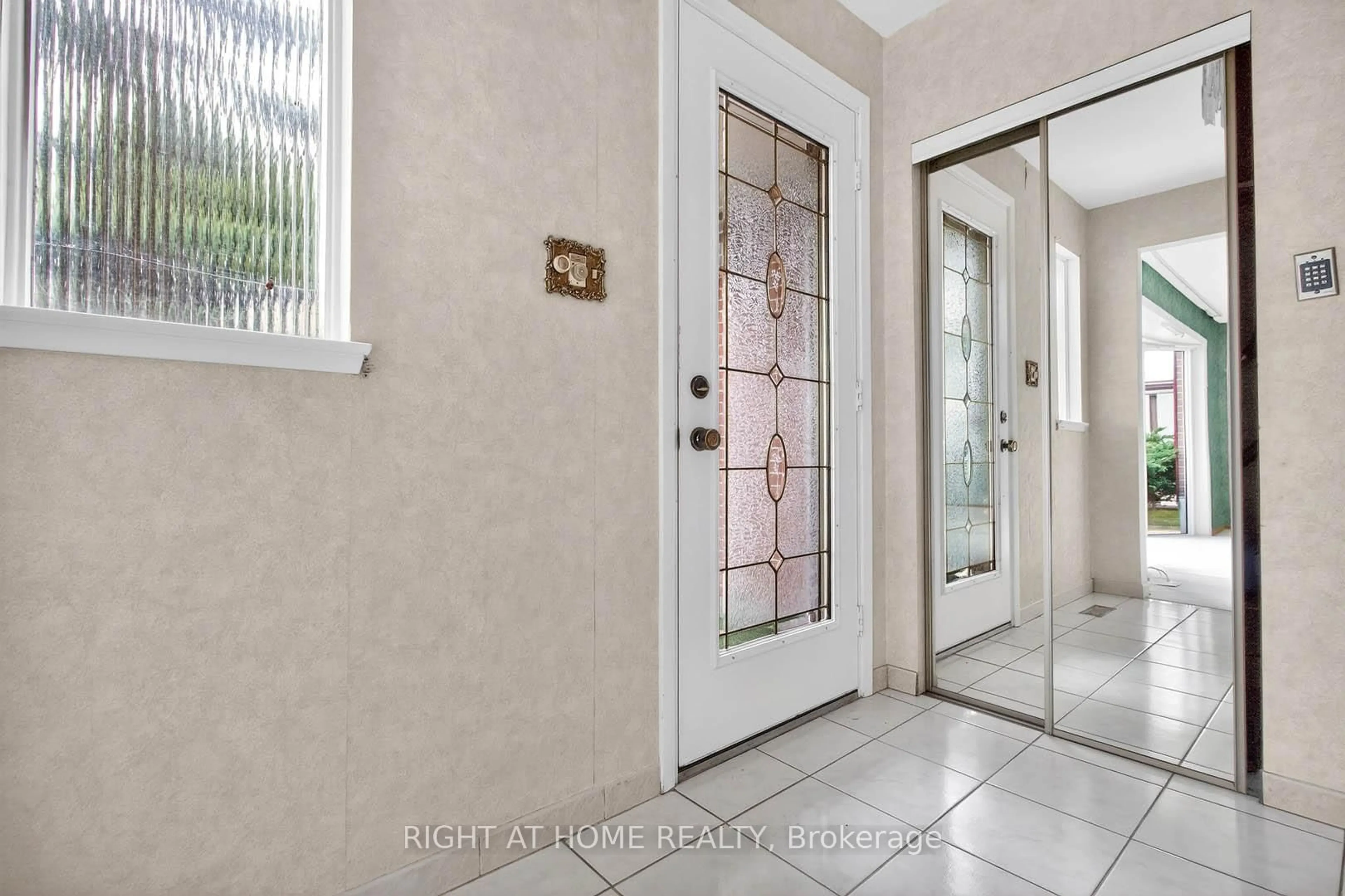 Indoor entryway for 3626 Fieldgate Dr, Mississauga Ontario L4X 2J7