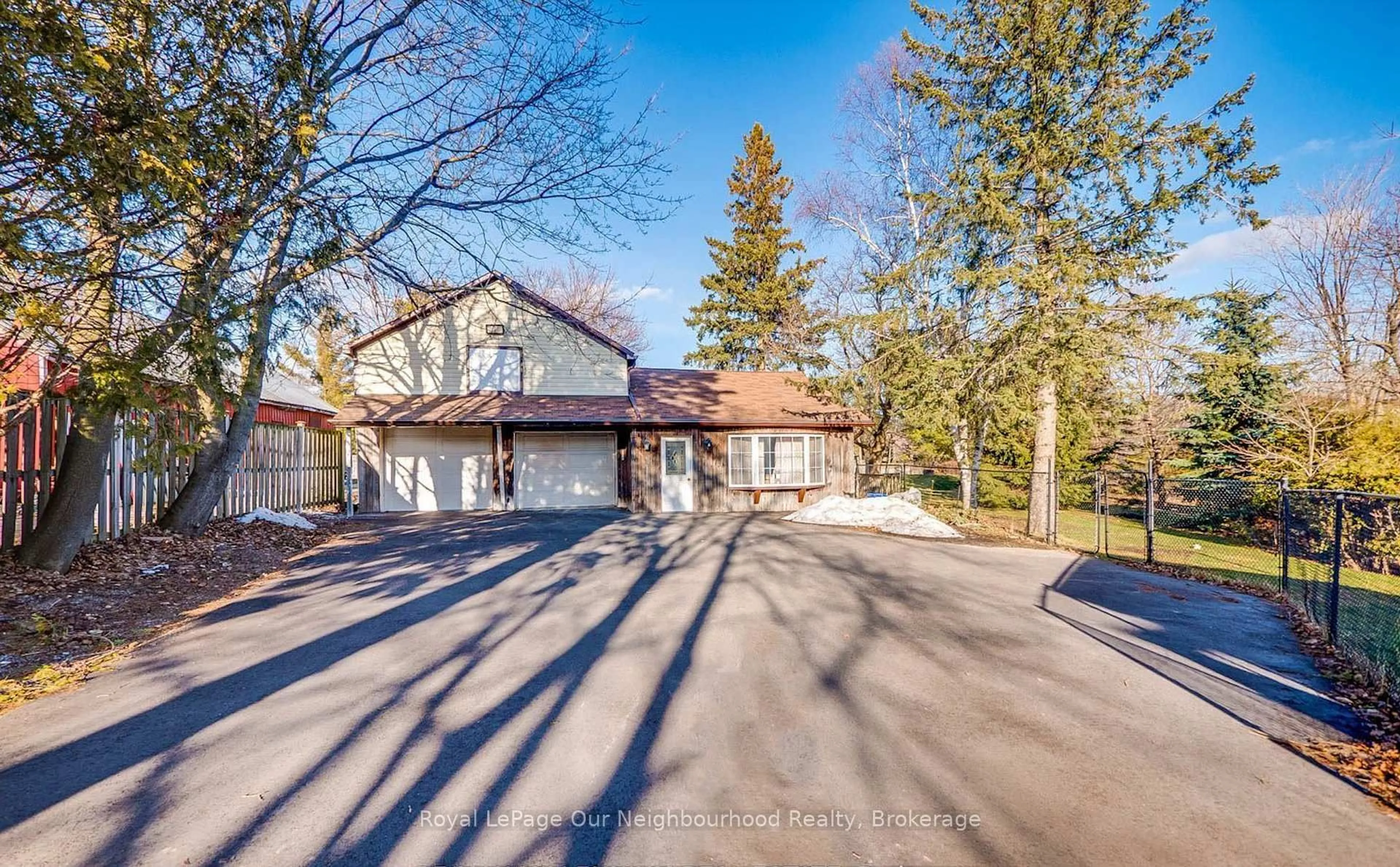 A pic from outside/outdoor area/front of a property/back of a property/a pic from drone, street for 51 Main St, Milton Ontario L0P 1B0