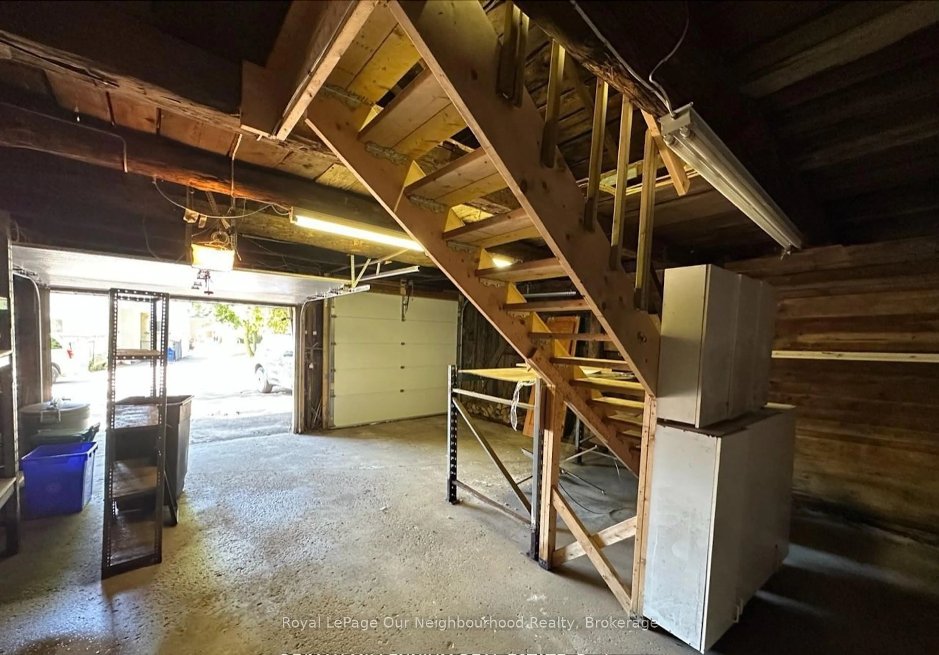 Indoor foyer for 51 Main St, Milton Ontario L0P 1B0