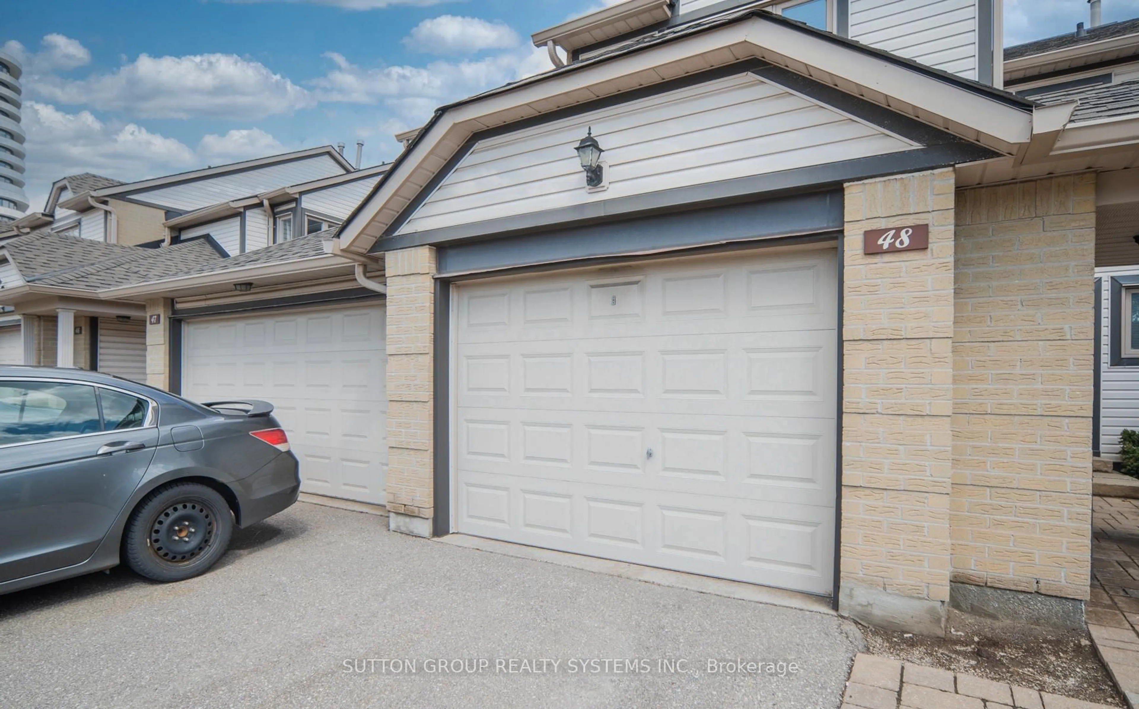 Indoor garage for 2275 Credit Valley Rd #48, Mississauga Ontario L5M 4N5