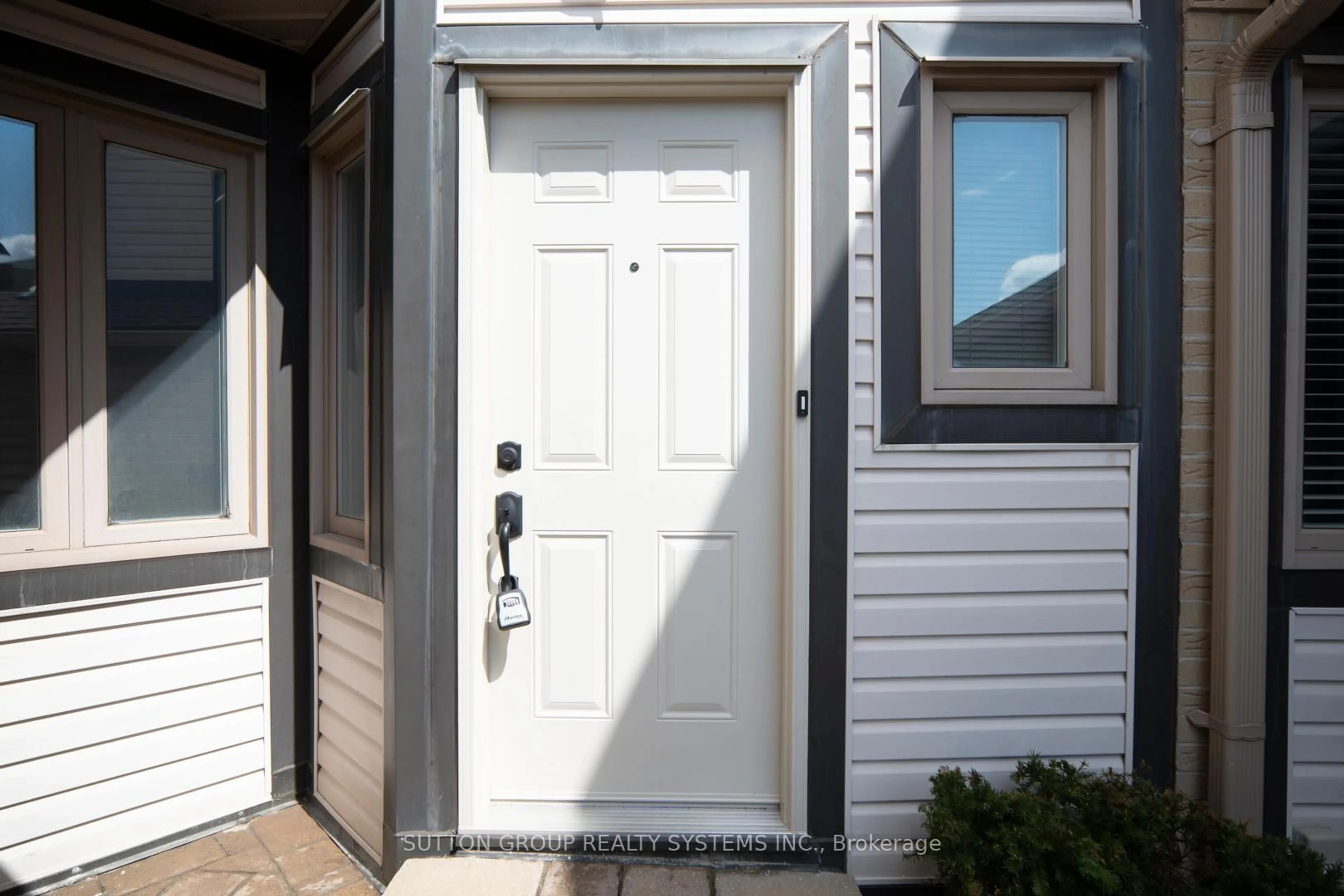 Home with vinyl exterior material, street for 2275 Credit Valley Rd #48, Mississauga Ontario L5M 4N5