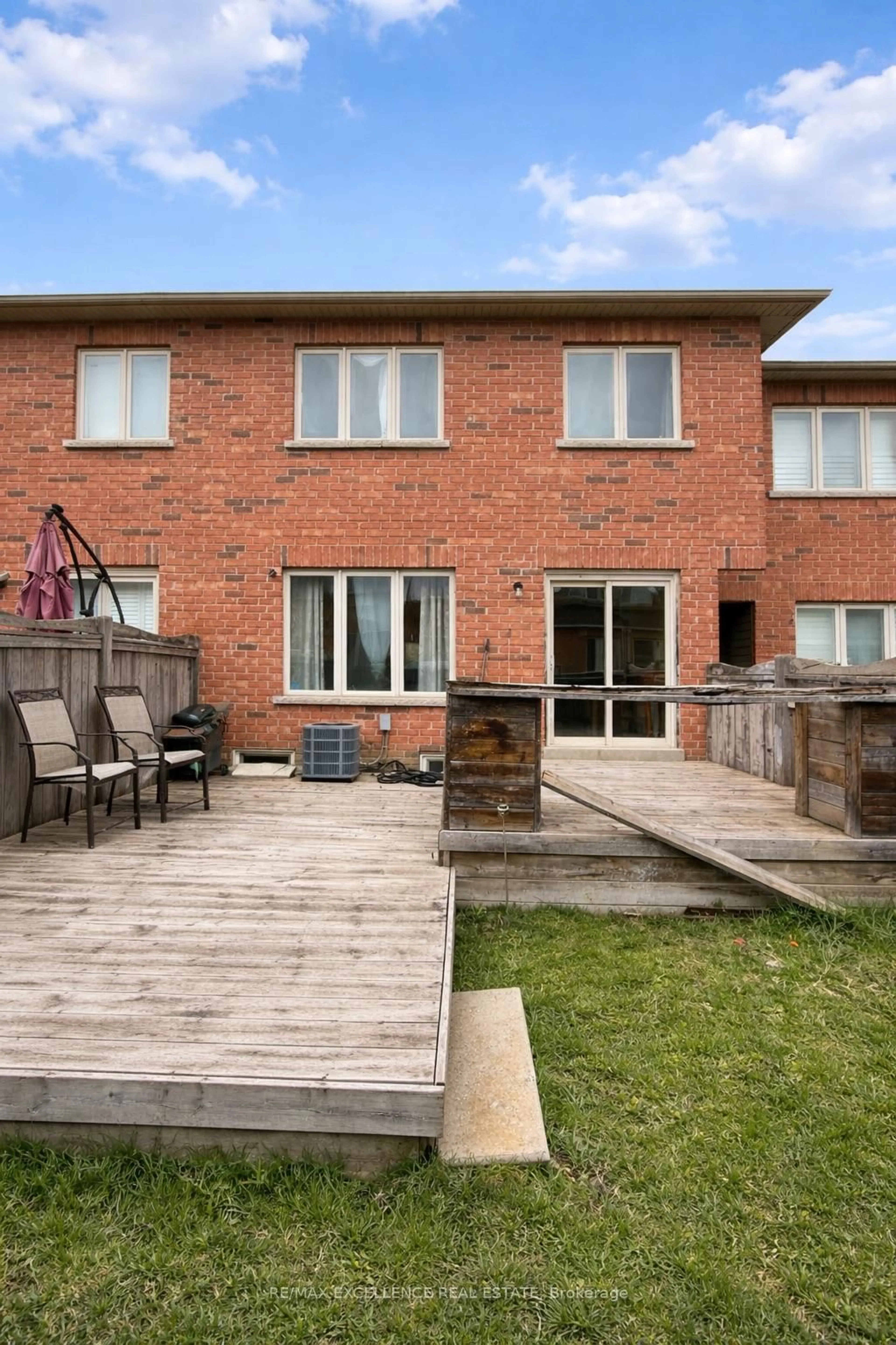 Patio, street for 33 Lacebark Crt, Brampton Ontario L6R 3M7
