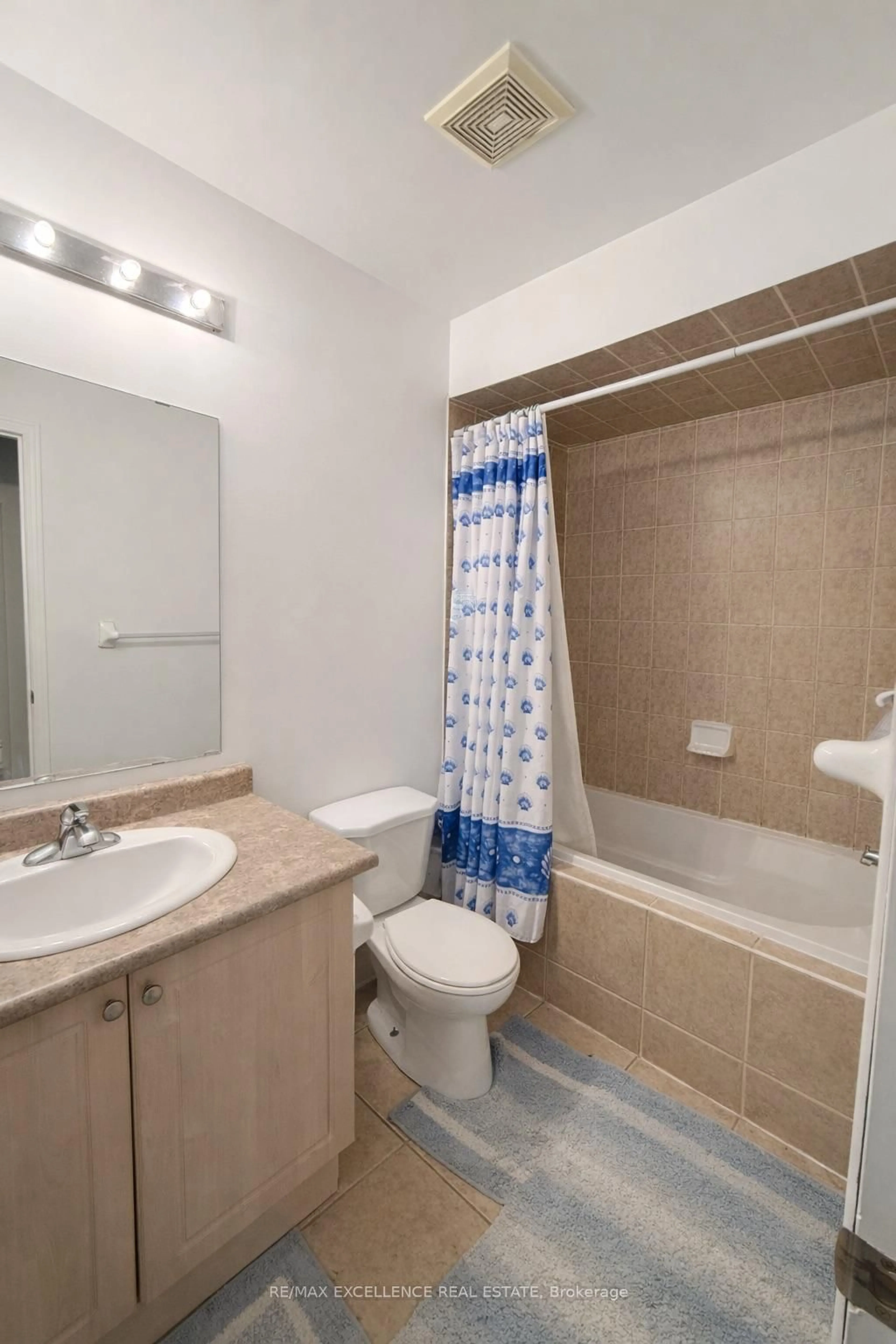 Standard bathroom, unknown for 33 Lacebark Crt, Brampton Ontario L6R 3M7