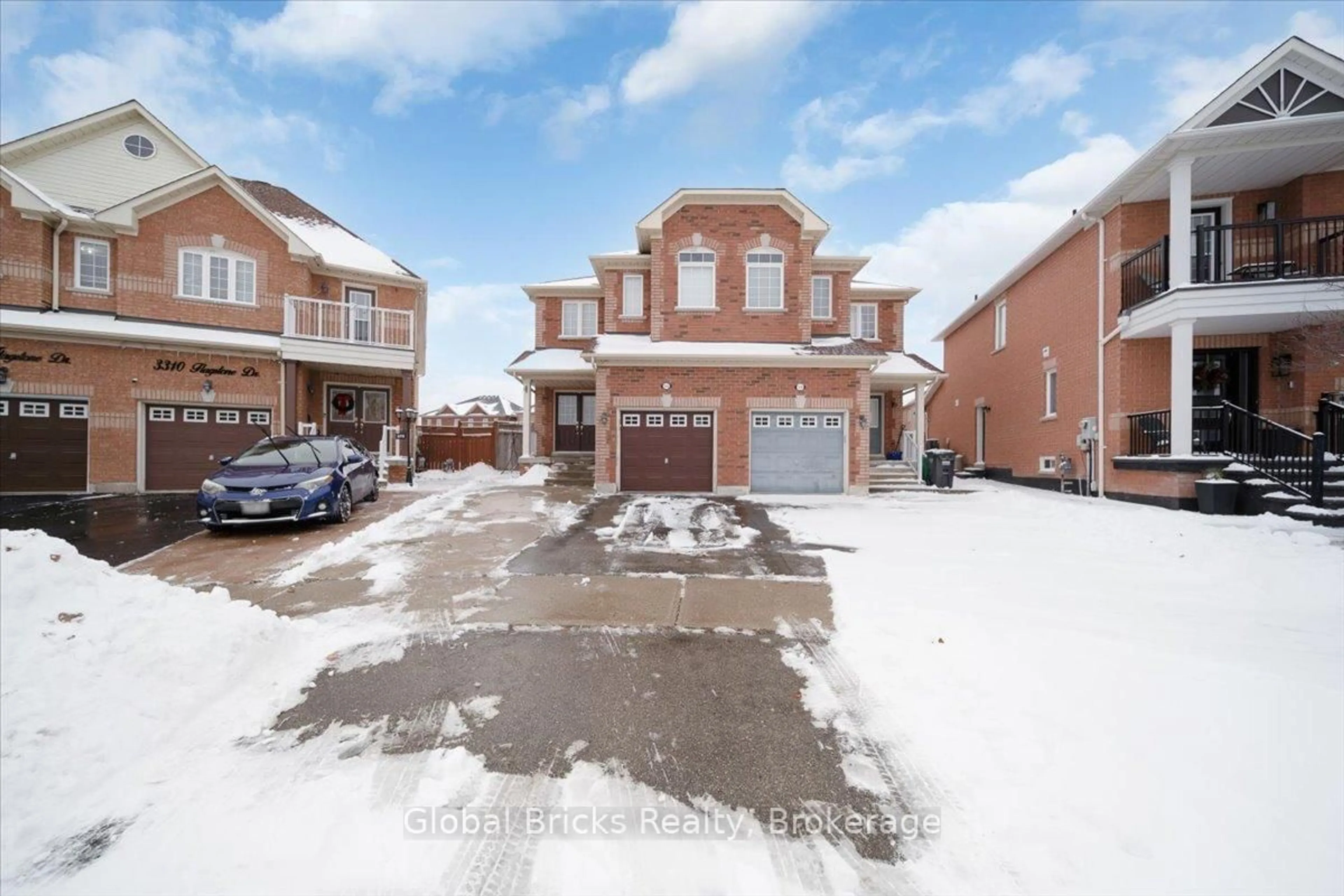 A pic from outside/outdoor area/front of a property/back of a property/a pic from drone, street for 3314 Flagstone Dr, Mississauga Ontario L5M 7T7