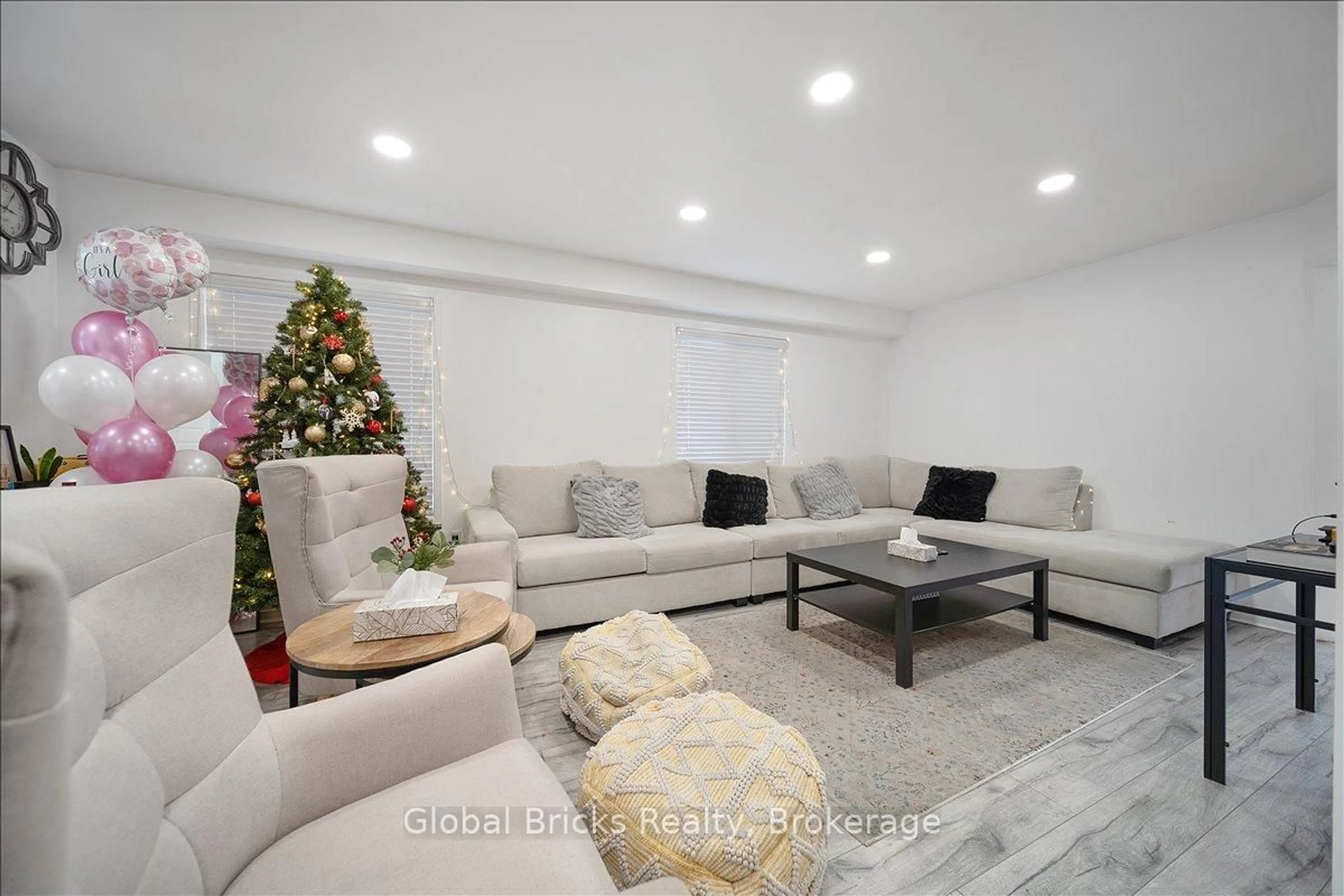Living room with furniture, unknown for 3314 Flagstone Dr, Mississauga Ontario L5M 7T7