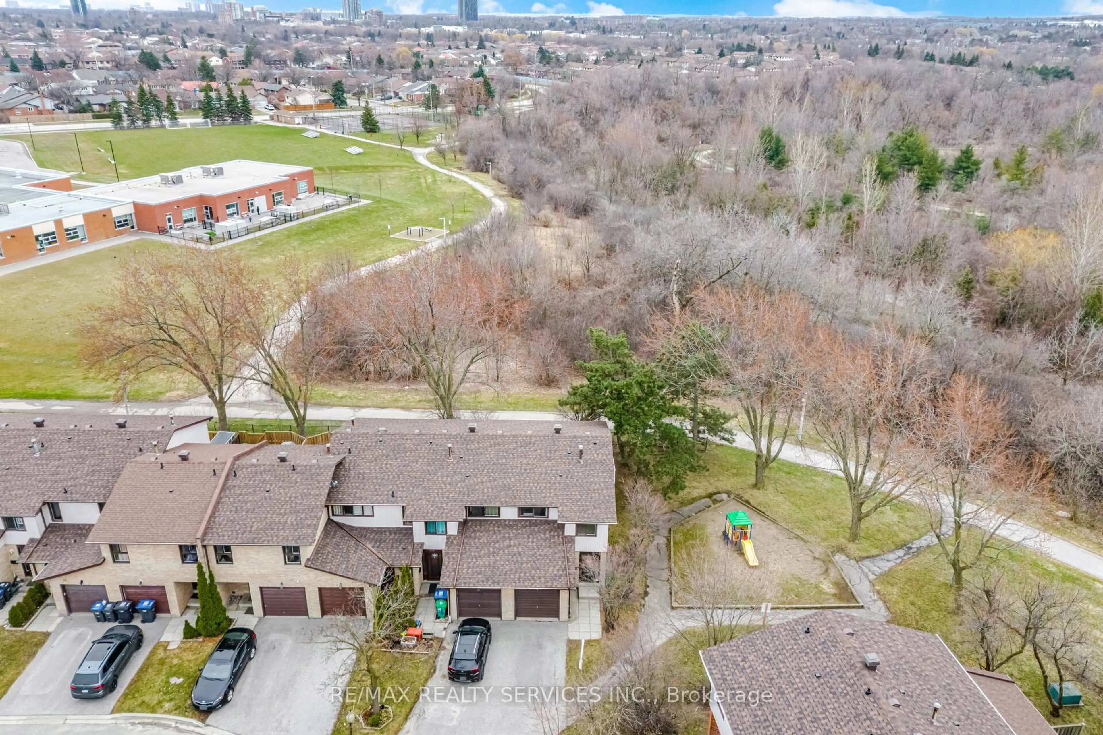 A pic from outside/outdoor area/front of a property/back of a property/a pic from drone, unknown for 27 Dawson Cres #27, Brampton Ontario L6V 3M5