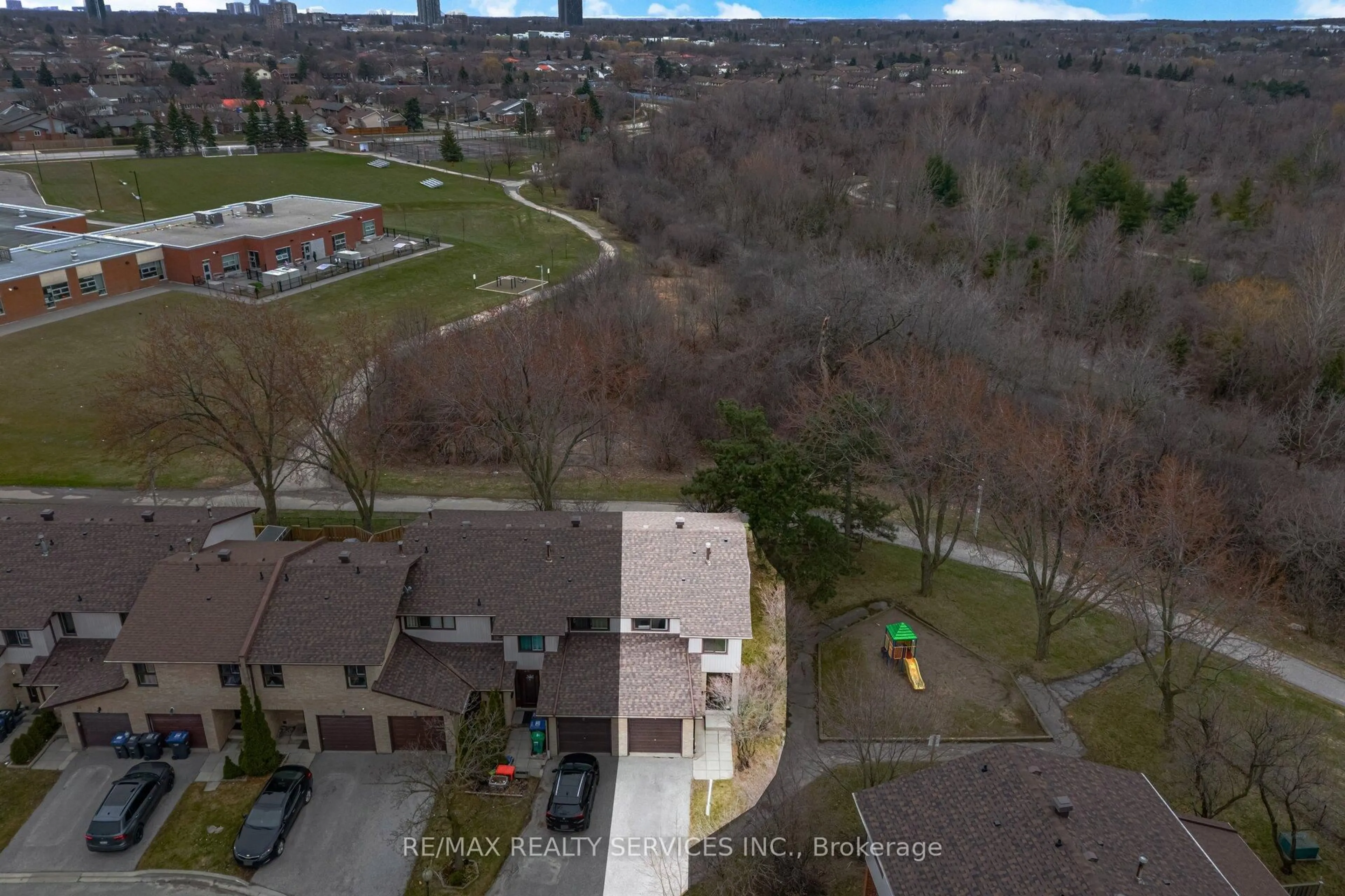 A pic from outside/outdoor area/front of a property/back of a property/a pic from drone, city buildings view from balcony for 27 Dawson Cres #27, Brampton Ontario L6V 3M5