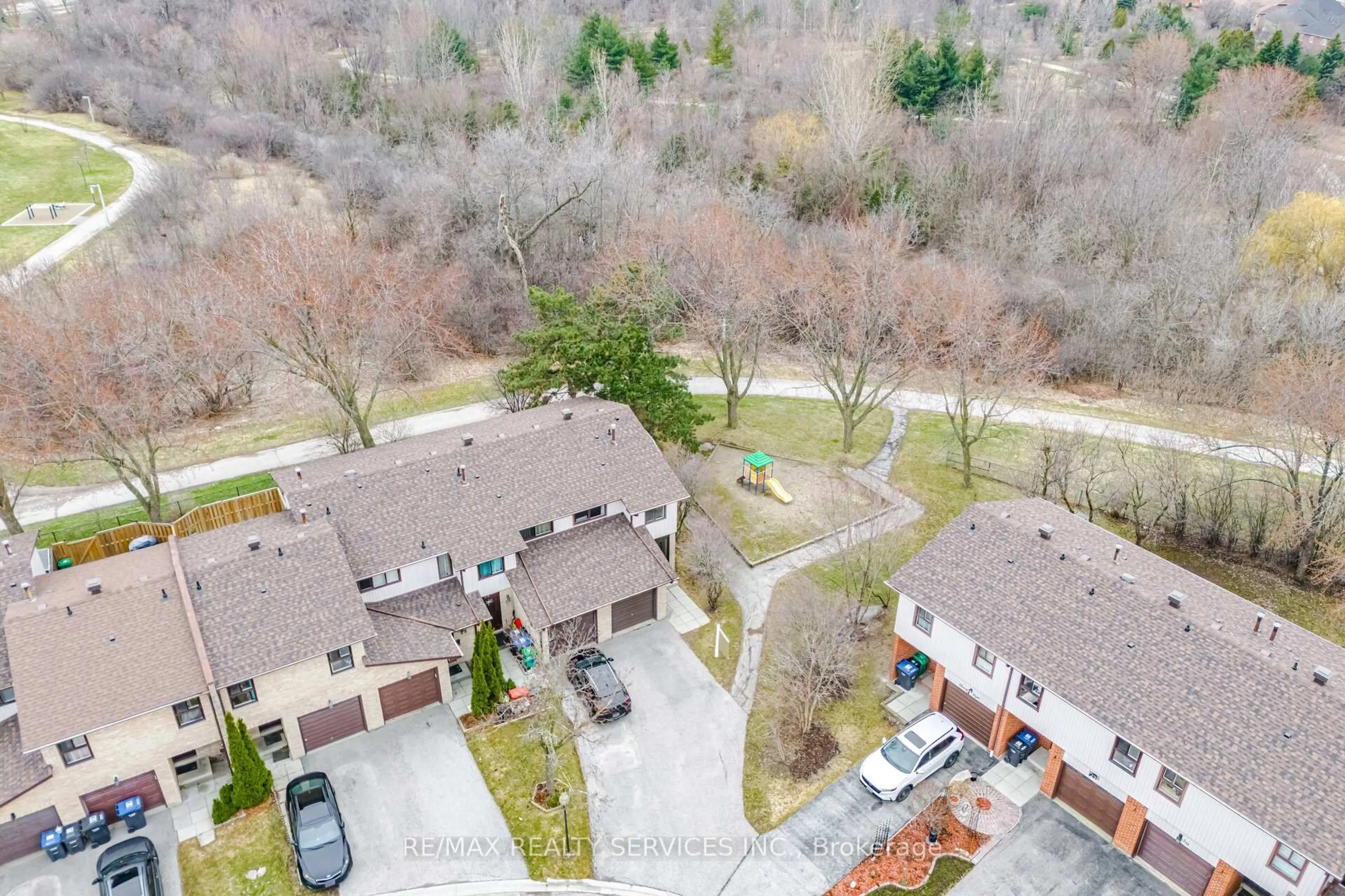 A pic from outside/outdoor area/front of a property/back of a property/a pic from drone, unknown for 27 Dawson Cres #27, Brampton Ontario L6V 3M5