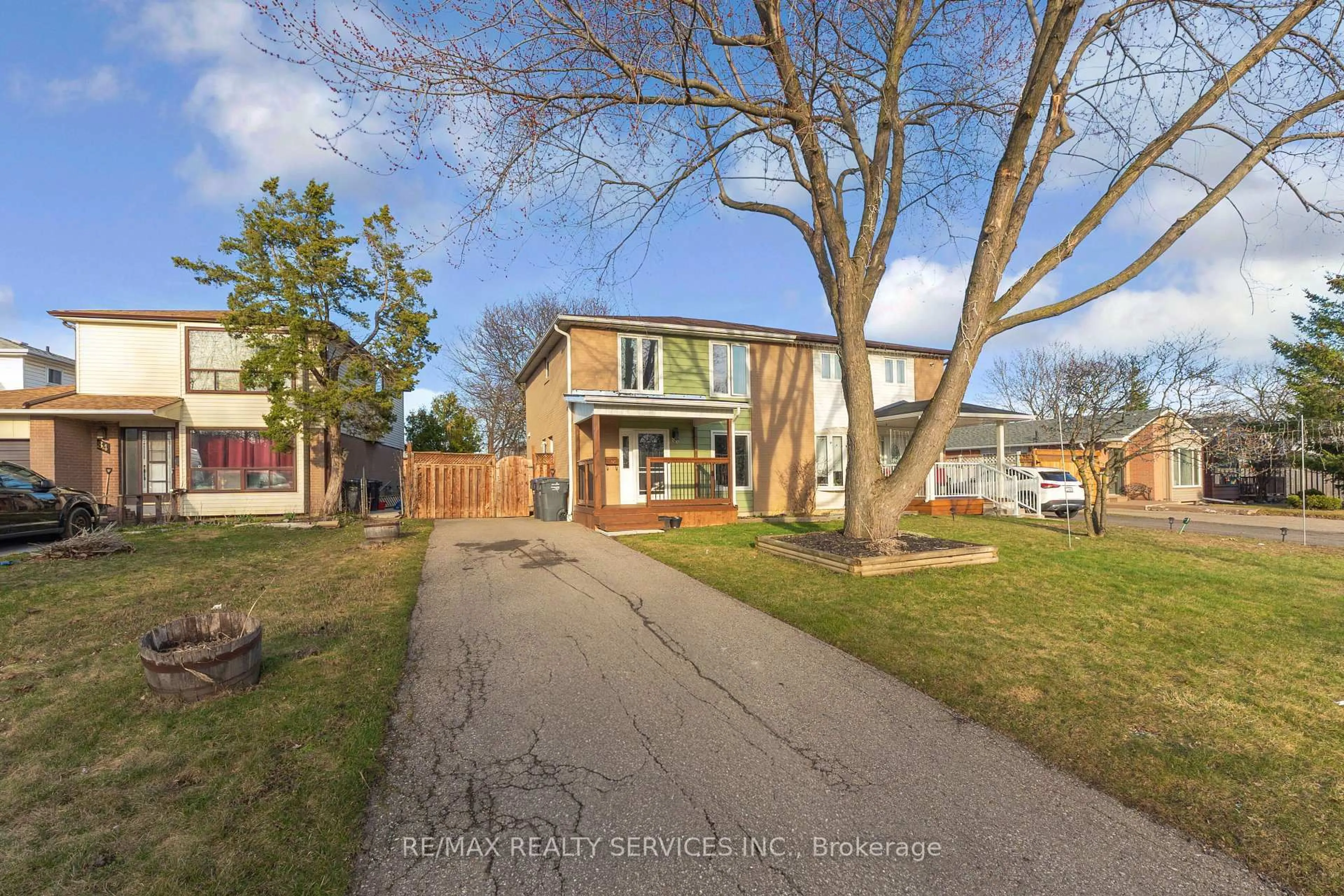 A pic from outside/outdoor area/front of a property/back of a property/a pic from drone, street for 86 Glenmore Cres, Brampton Ontario L6S 1H8
