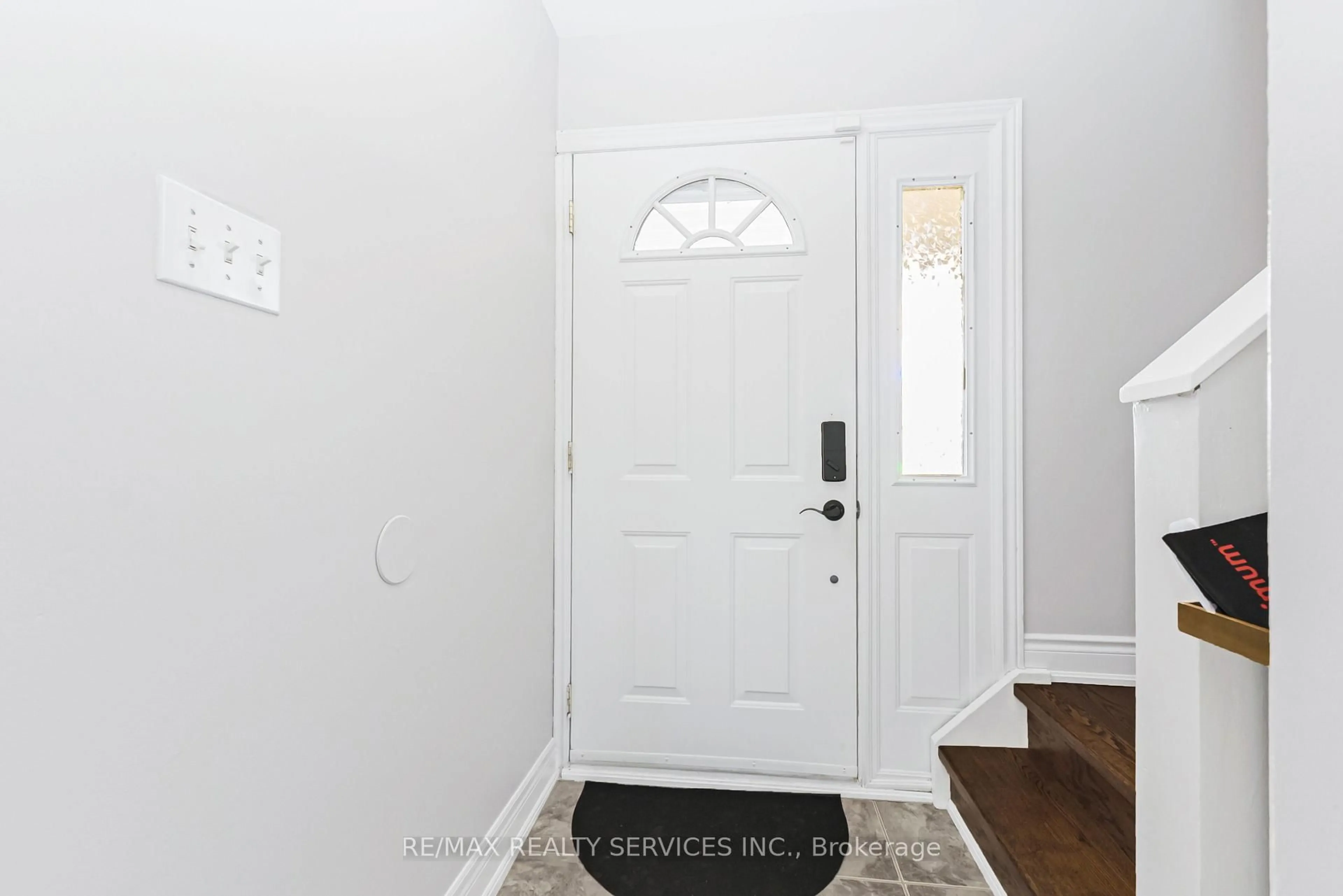 Indoor entryway for 86 Glenmore Cres, Brampton Ontario L6S 1H8