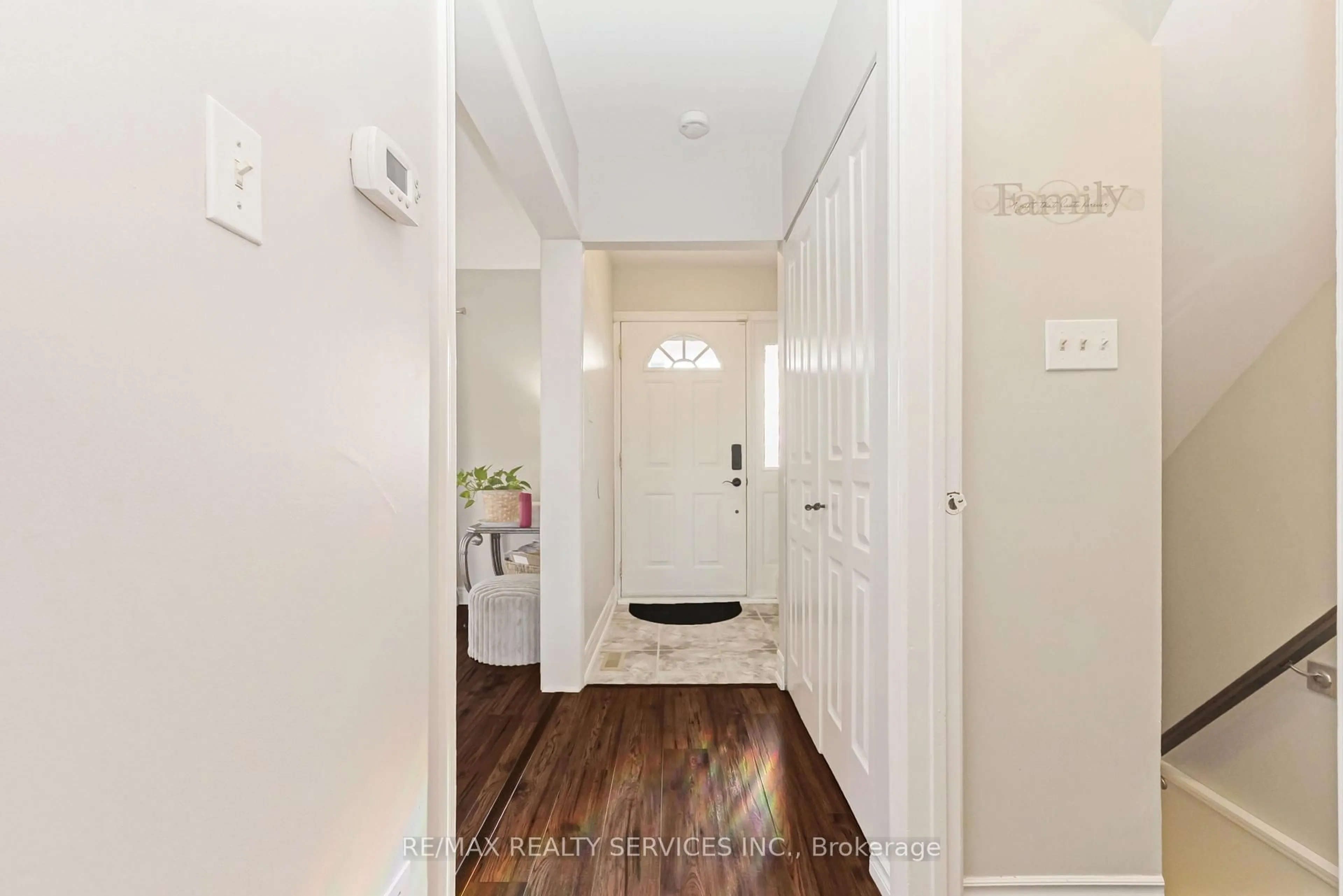 Indoor entryway for 86 Glenmore Cres, Brampton Ontario L6S 1H8