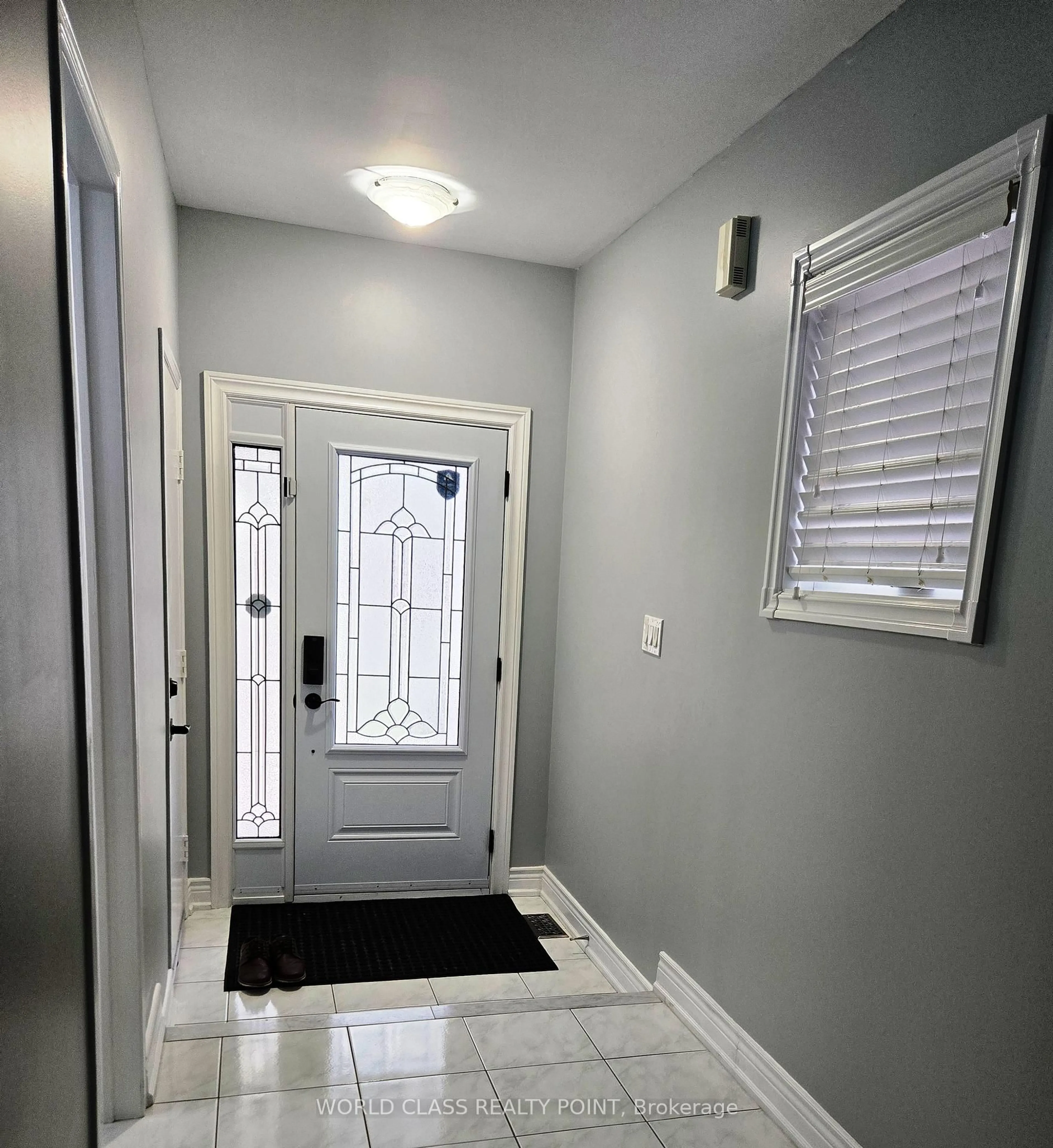 Indoor entryway for 6136 Ford Rd, Mississauga Ontario L5V 1X1