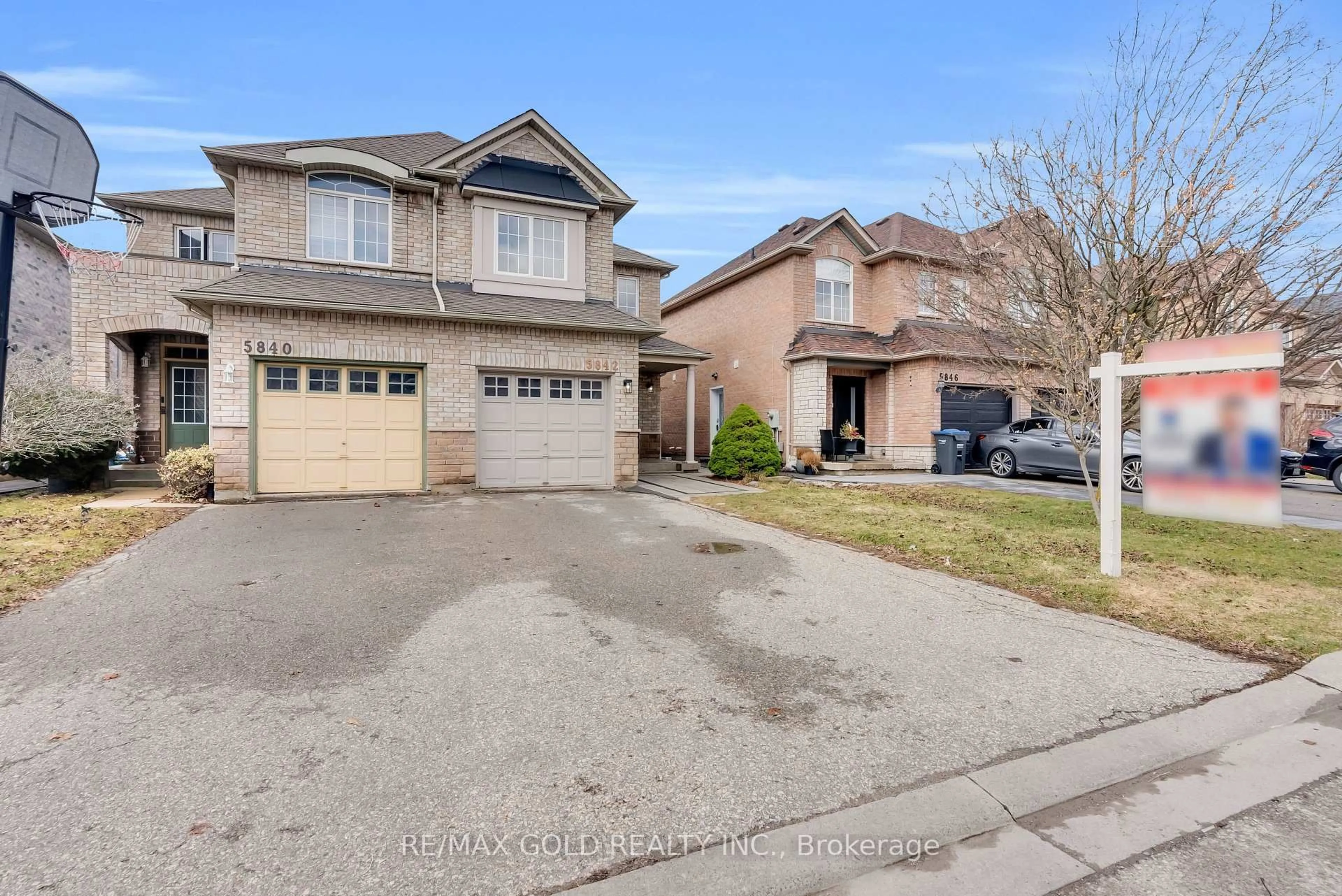 A pic from outside/outdoor area/front of a property/back of a property/a pic from drone, street for 5842 Questman Hllw, Mississauga Ontario L5M 6P3