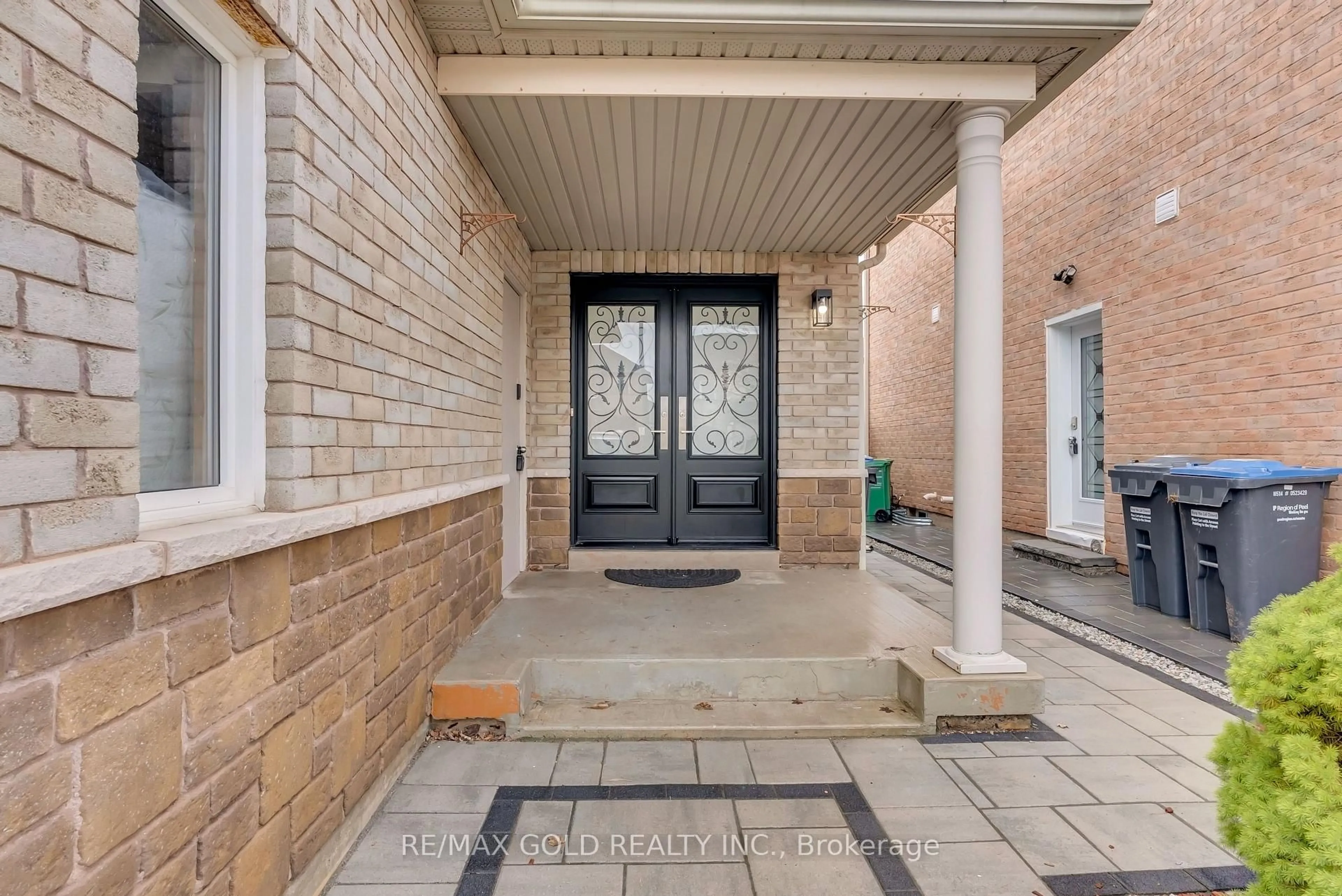 Indoor entryway for 5842 Questman Hllw, Mississauga Ontario L5M 6P3