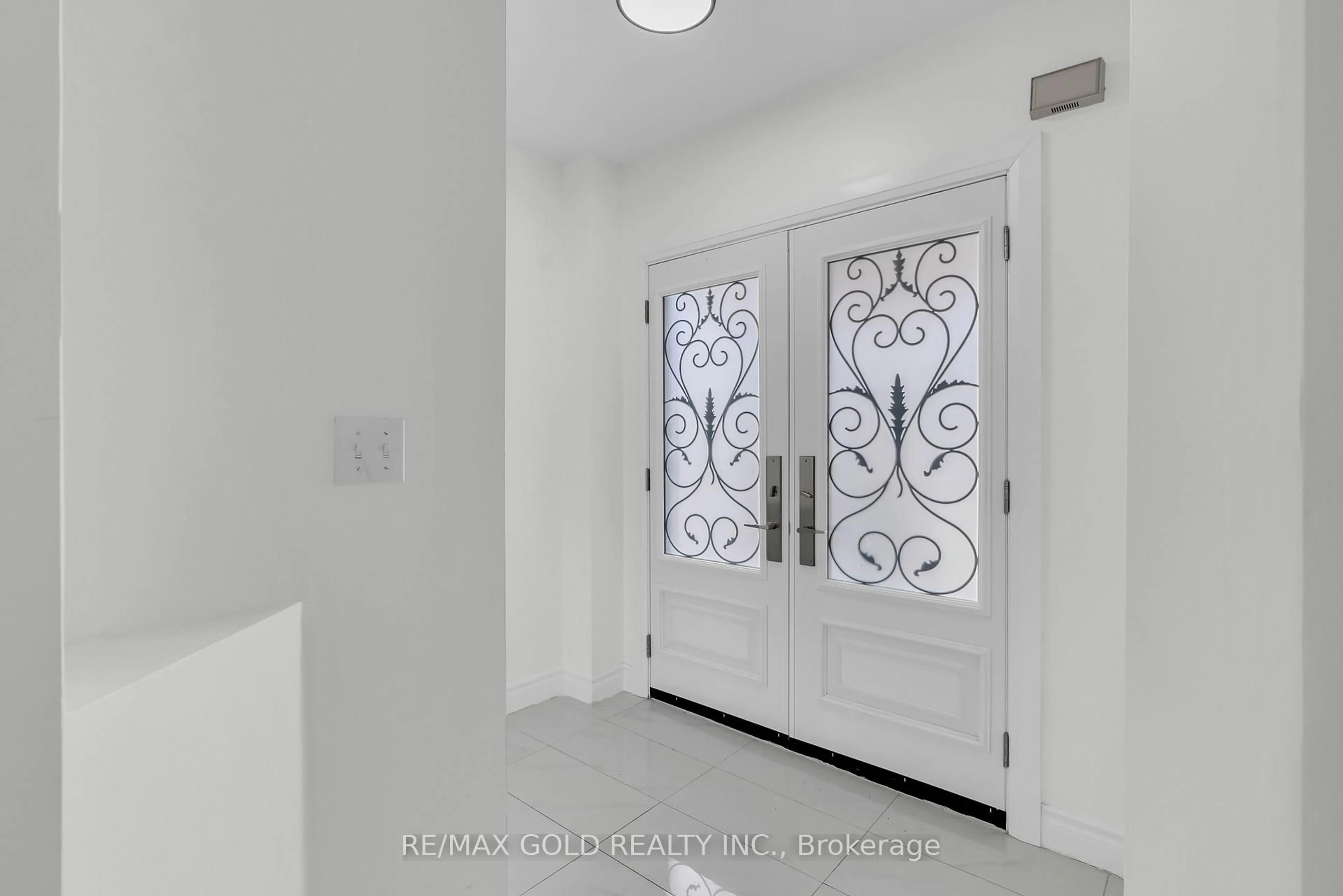 Indoor entryway for 5842 Questman Hllw, Mississauga Ontario L5M 6P3