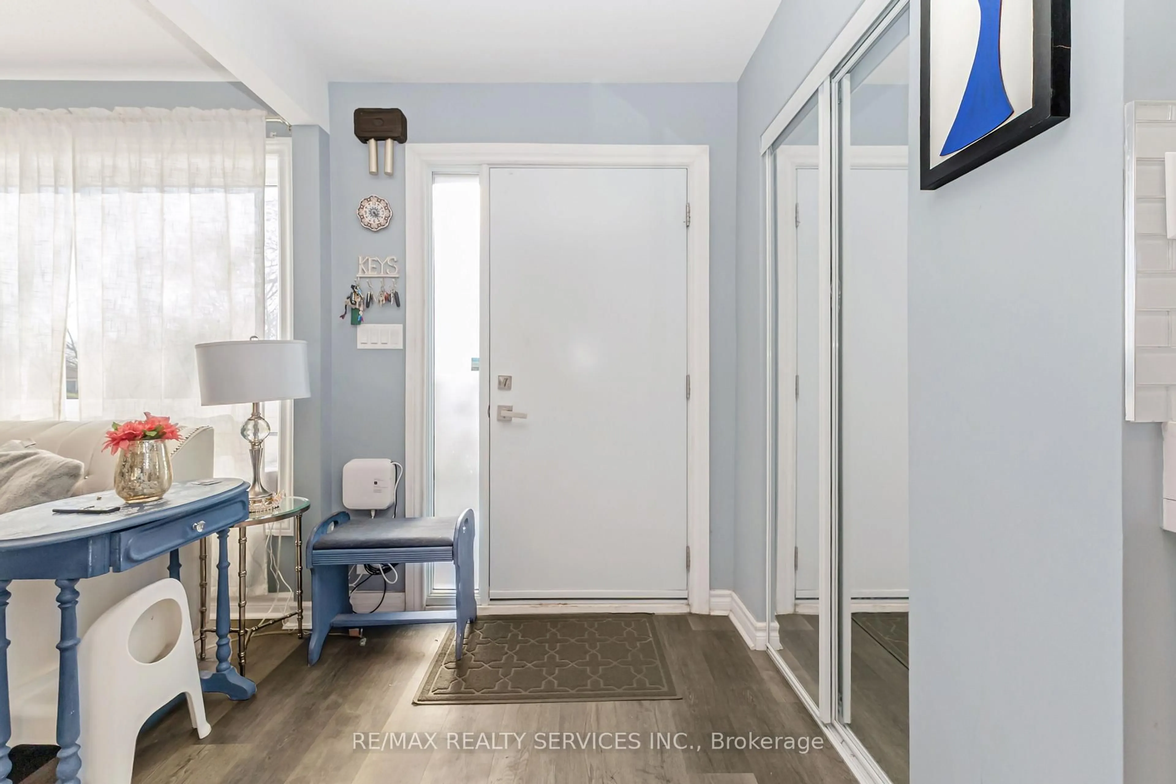 Indoor entryway for 8 Chipwood Cres, Brampton Ontario L6V 2E5