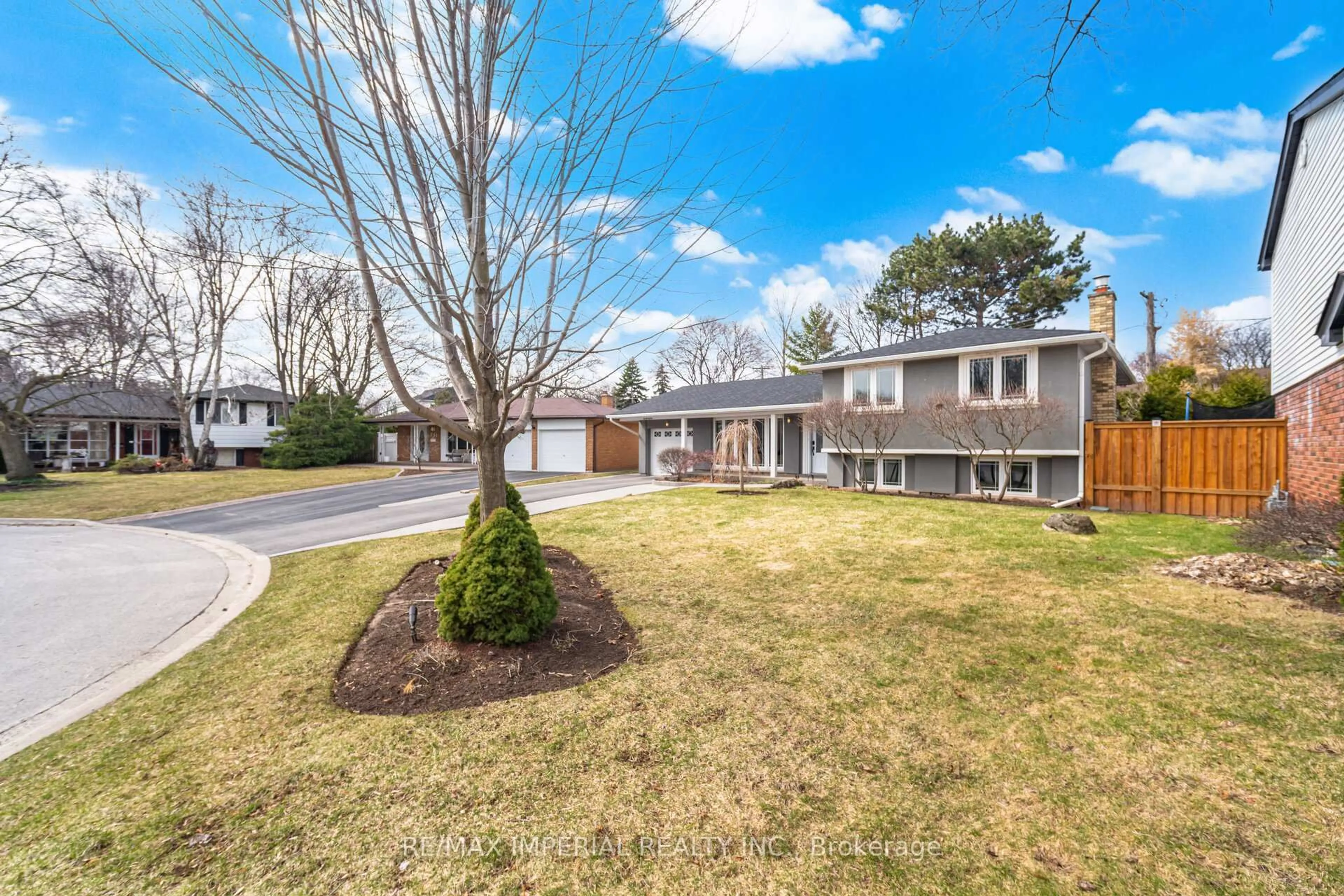 A pic from outside/outdoor area/front of a property/back of a property/a pic from drone, street for 225 Barrymore Crt, Burlington Ontario L7T 1B7