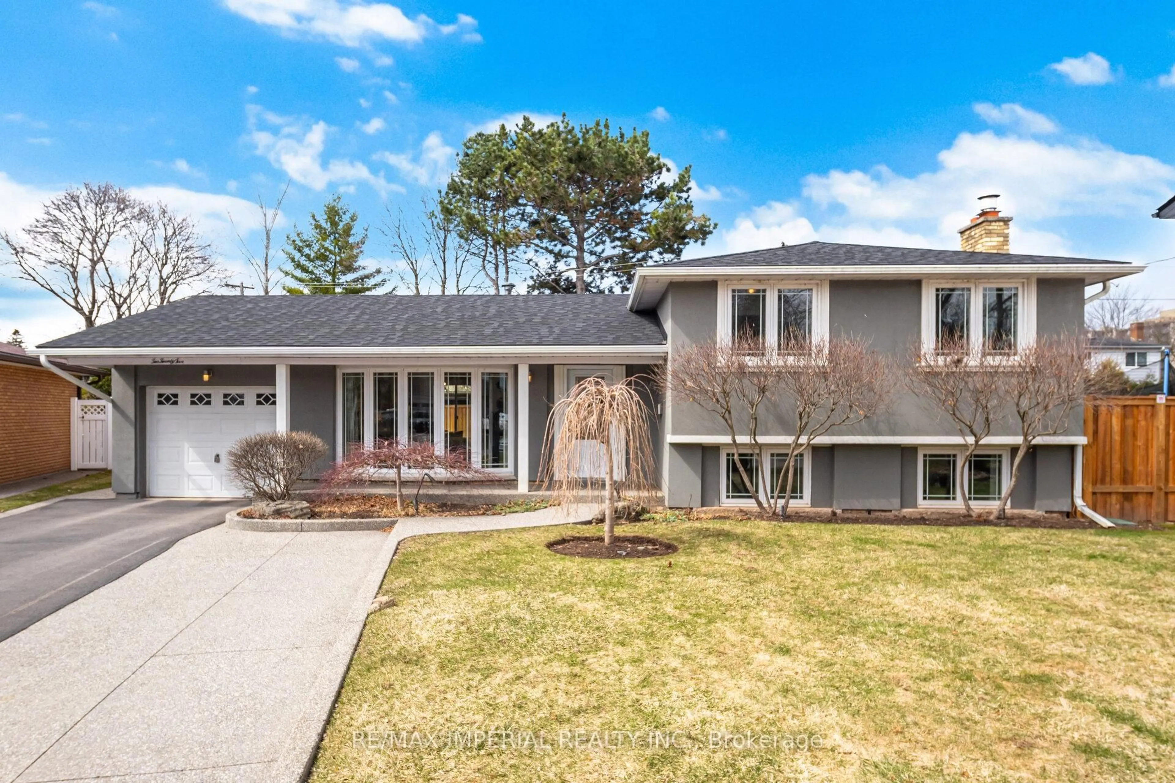 Home with vinyl exterior material, street for 225 Barrymore Crt, Burlington Ontario L7T 1B7