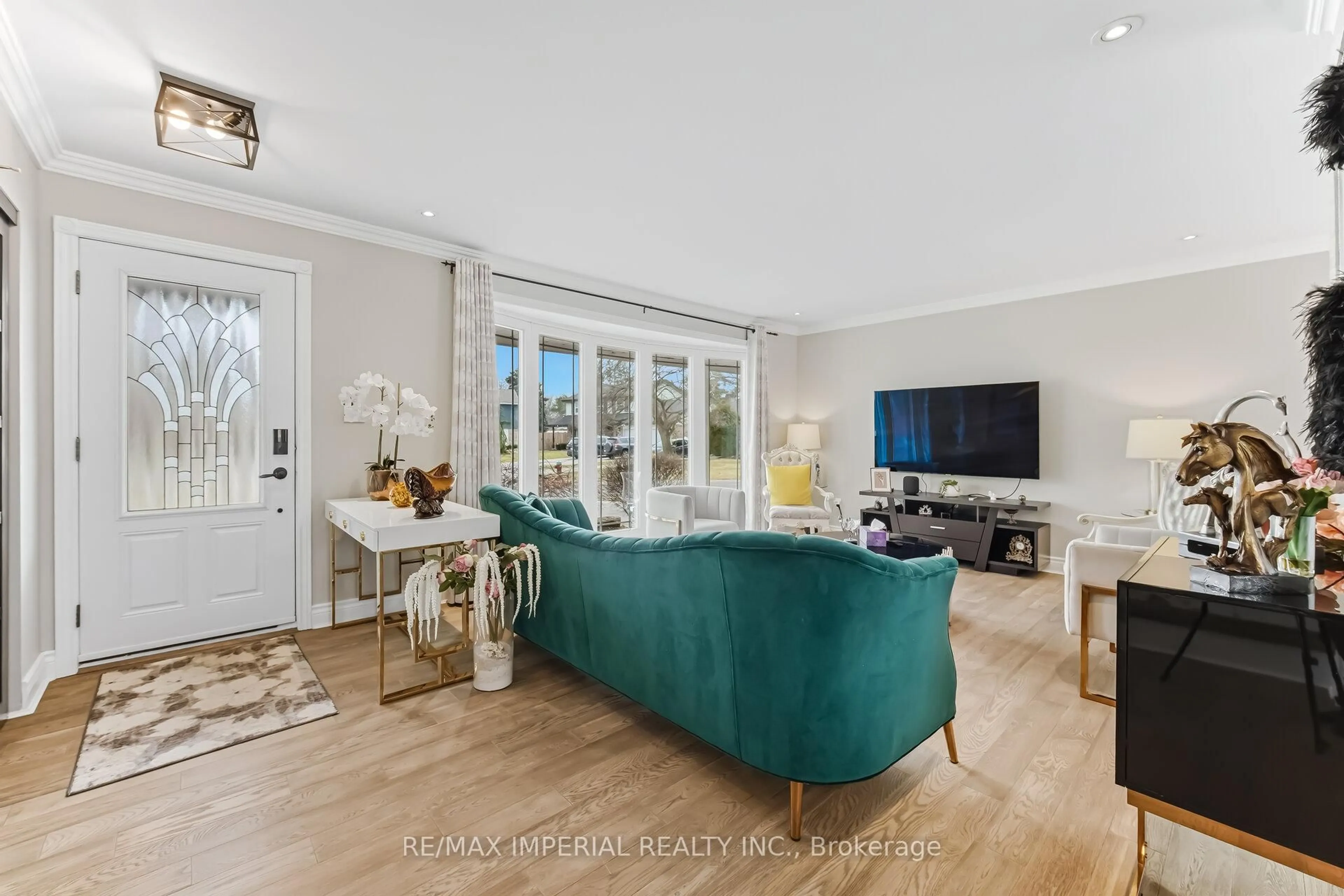 Living room with furniture, unknown for 225 Barrymore Crt, Burlington Ontario L7T 1B7