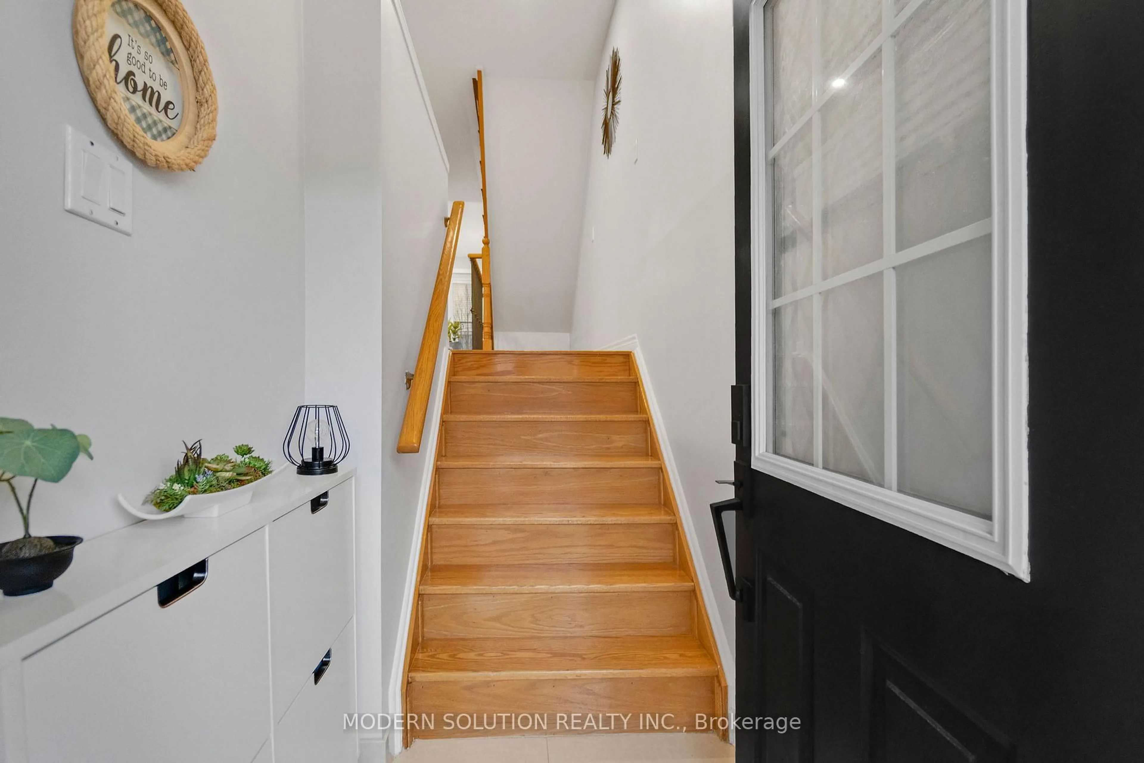 Indoor entryway for 5055 Heatherleigh Ave #141, Mississauga Ontario L5V 2K9