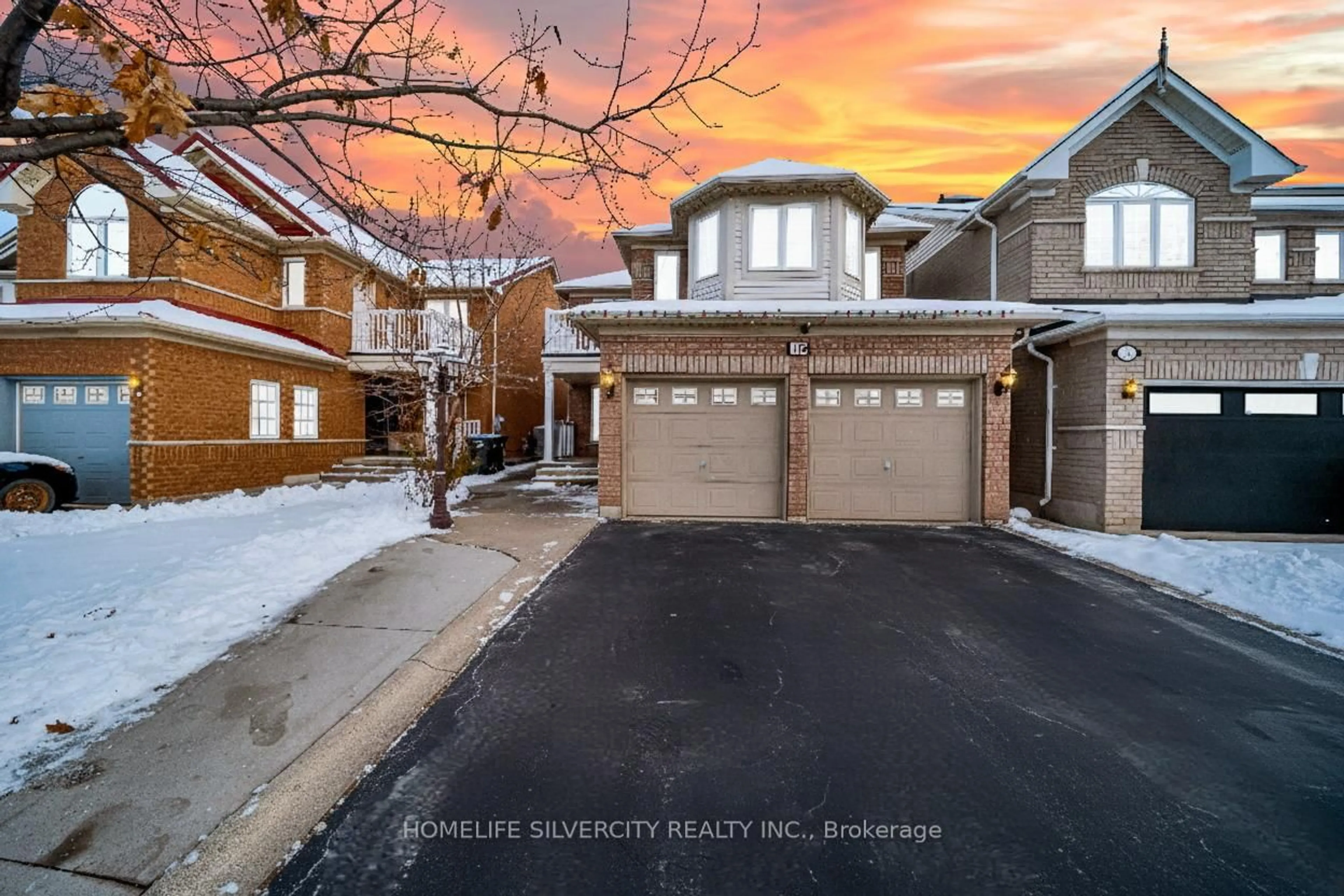 A pic from outside/outdoor area/front of a property/back of a property/a pic from drone, street for 19 Vintage Gate, Brampton Ontario L6X 4C4