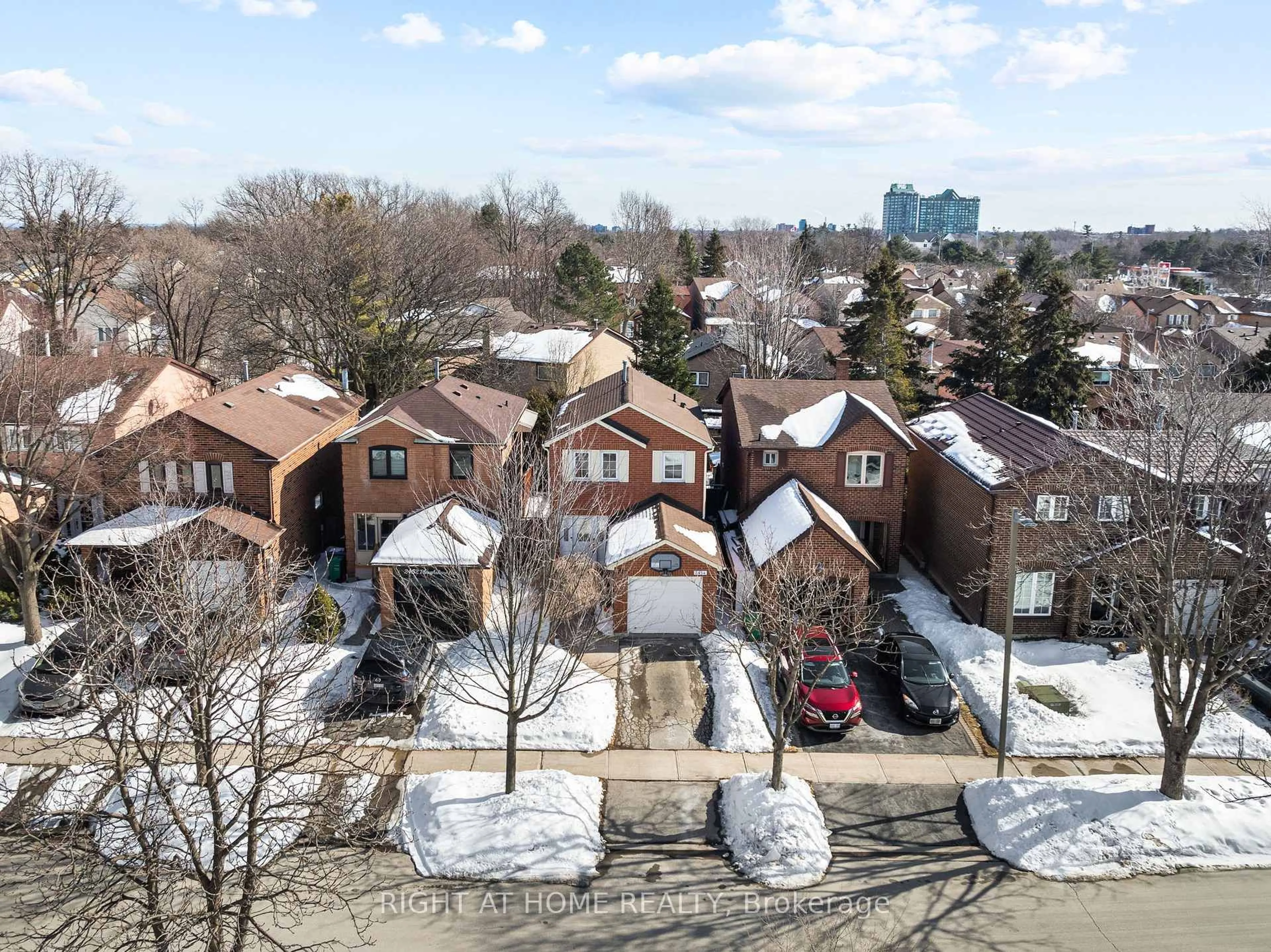 A pic from outside/outdoor area/front of a property/back of a property/a pic from drone, street for 2454 Ploughshare Crt, Mississauga Ontario L5L 3M6