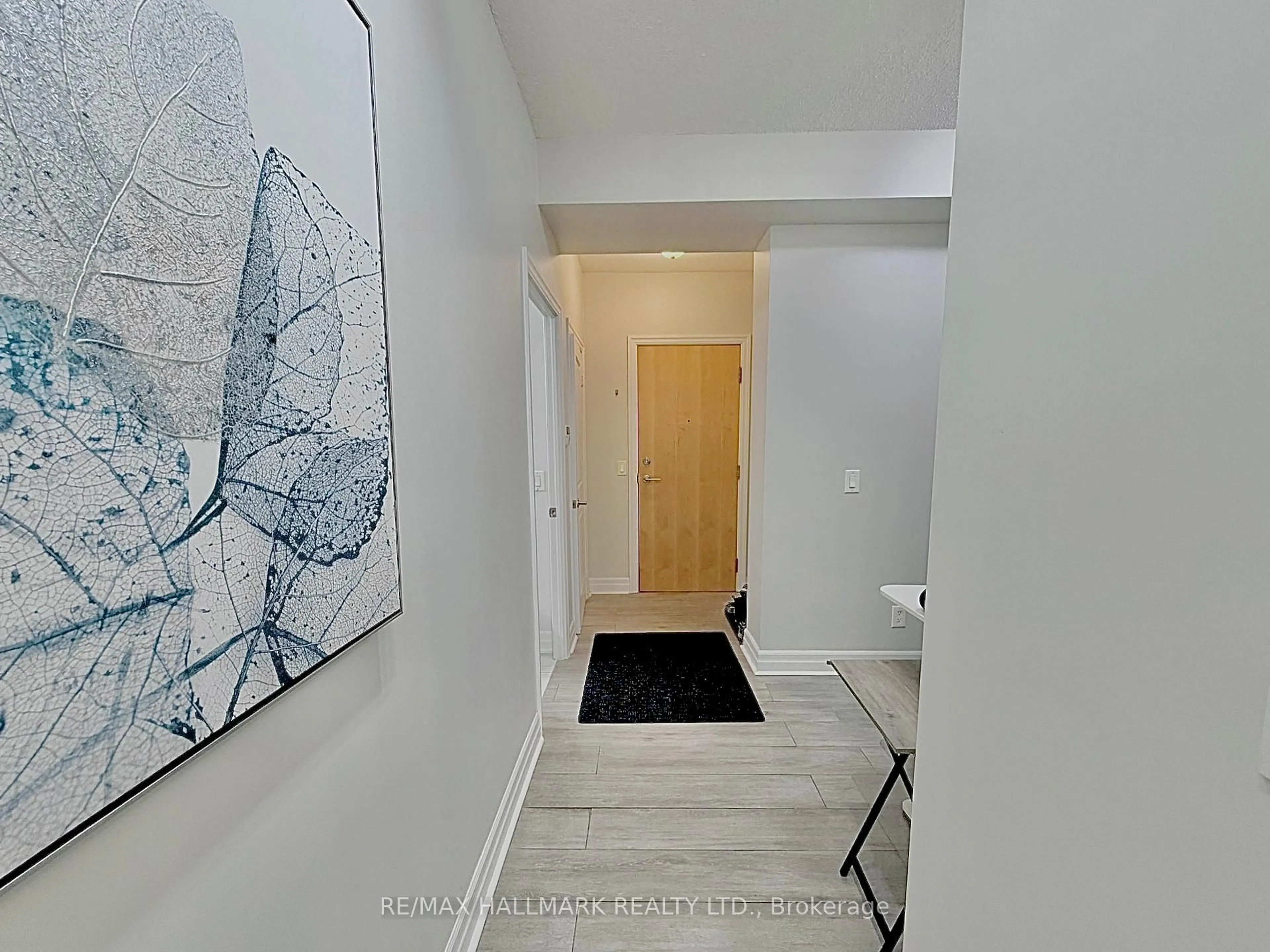 Indoor entryway for 58 Marine Parade Dr #323, Toronto Ontario M8V 4G1