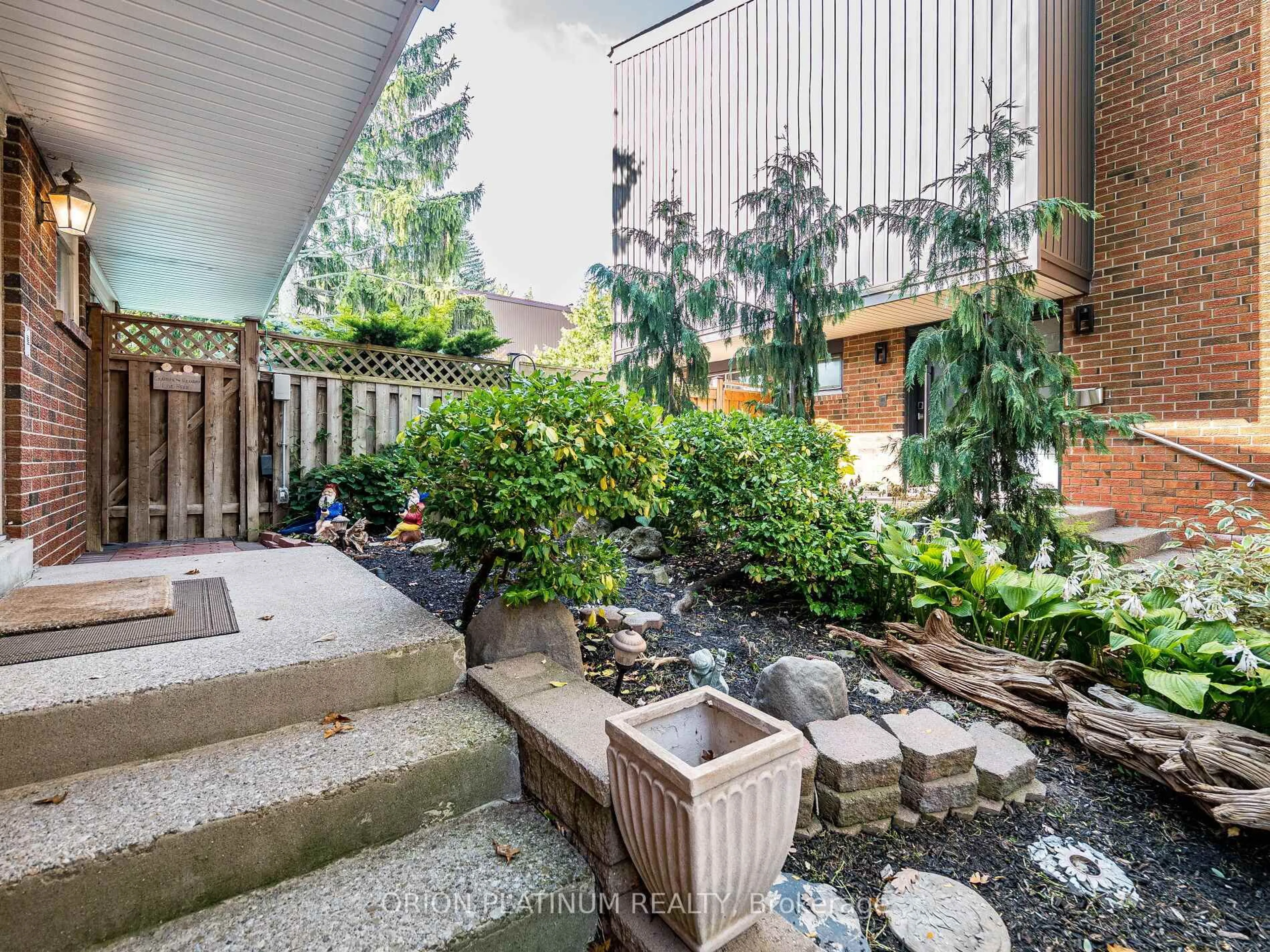 Patio, street for 3636 Pitch Pine Cres, Mississauga Ontario L5L 1P8