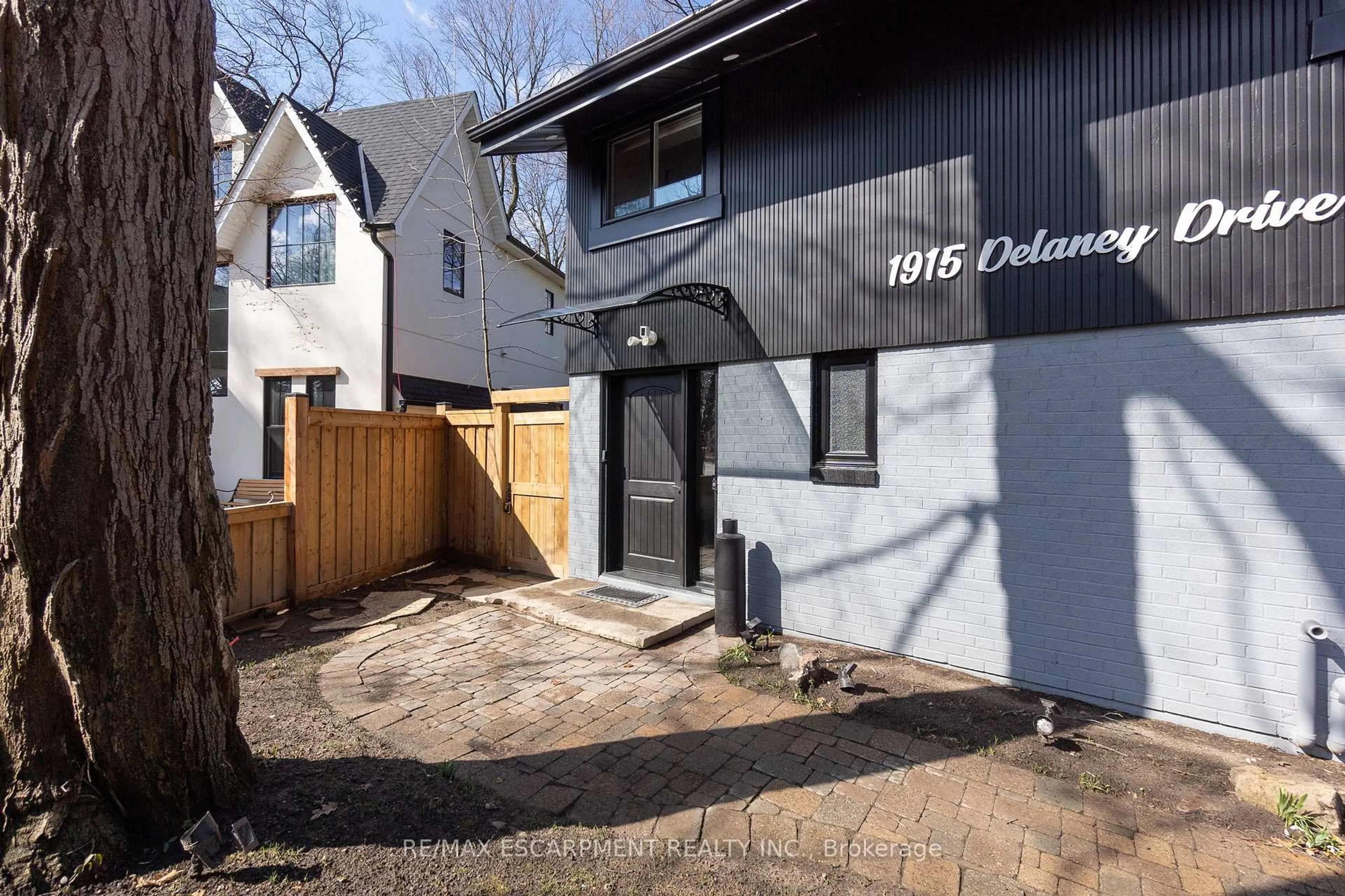 A pic from outside/outdoor area/front of a property/back of a property/a pic from drone, street for 1915 Delaney Dr, Mississauga Ontario L5J 3L1
