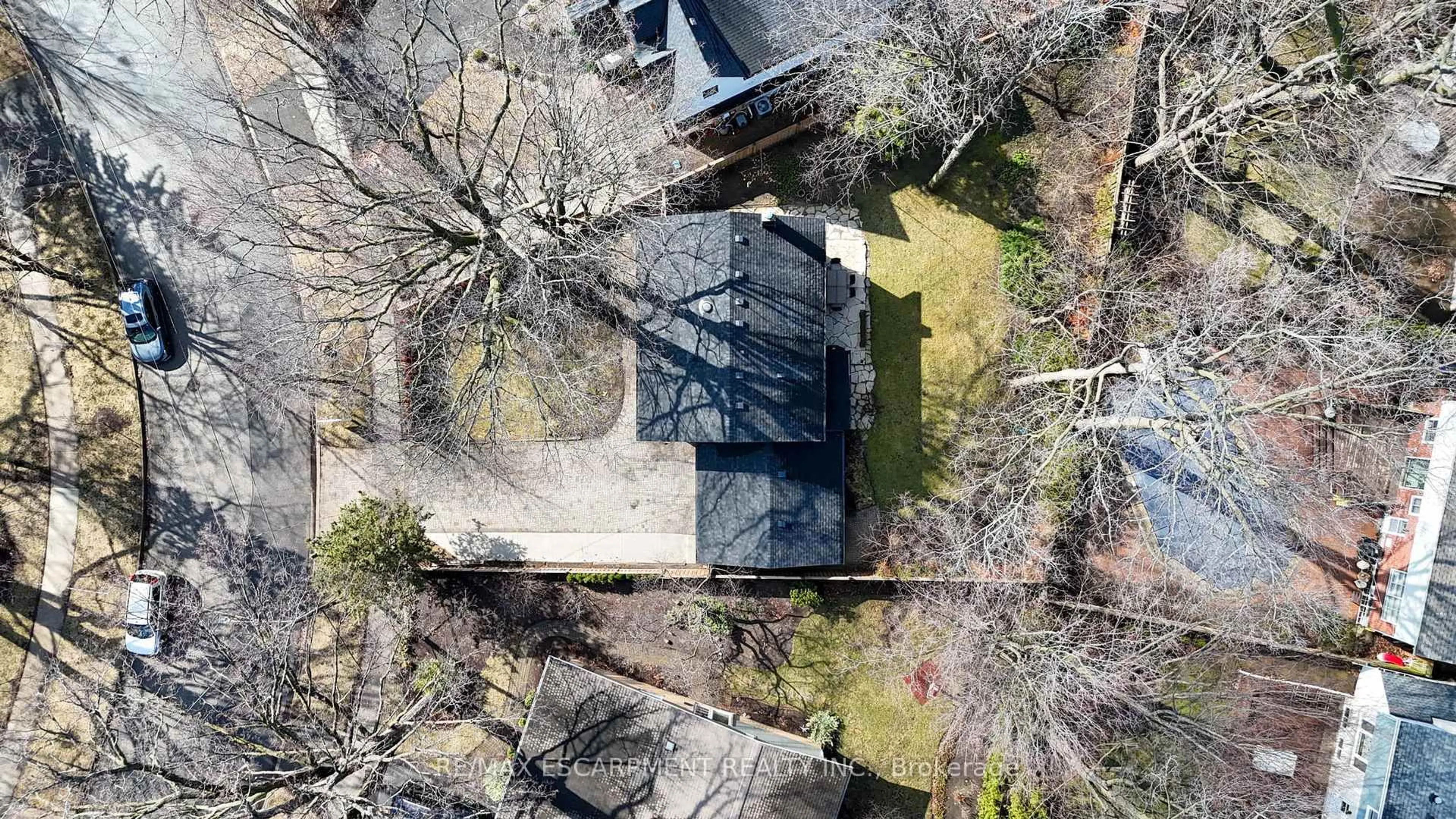 A pic from outside/outdoor area/front of a property/back of a property/a pic from drone, street for 1915 Delaney Dr, Mississauga Ontario L5J 3L1