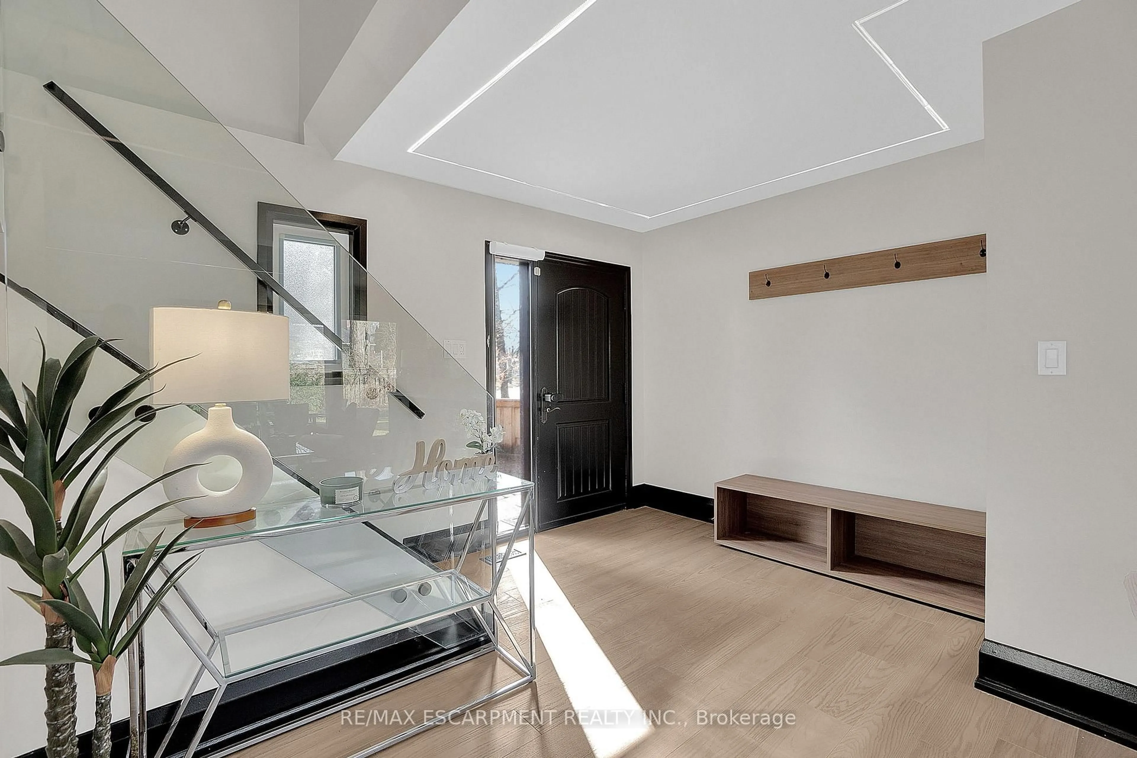 Indoor foyer for 1915 Delaney Dr, Mississauga Ontario L5J 3L1