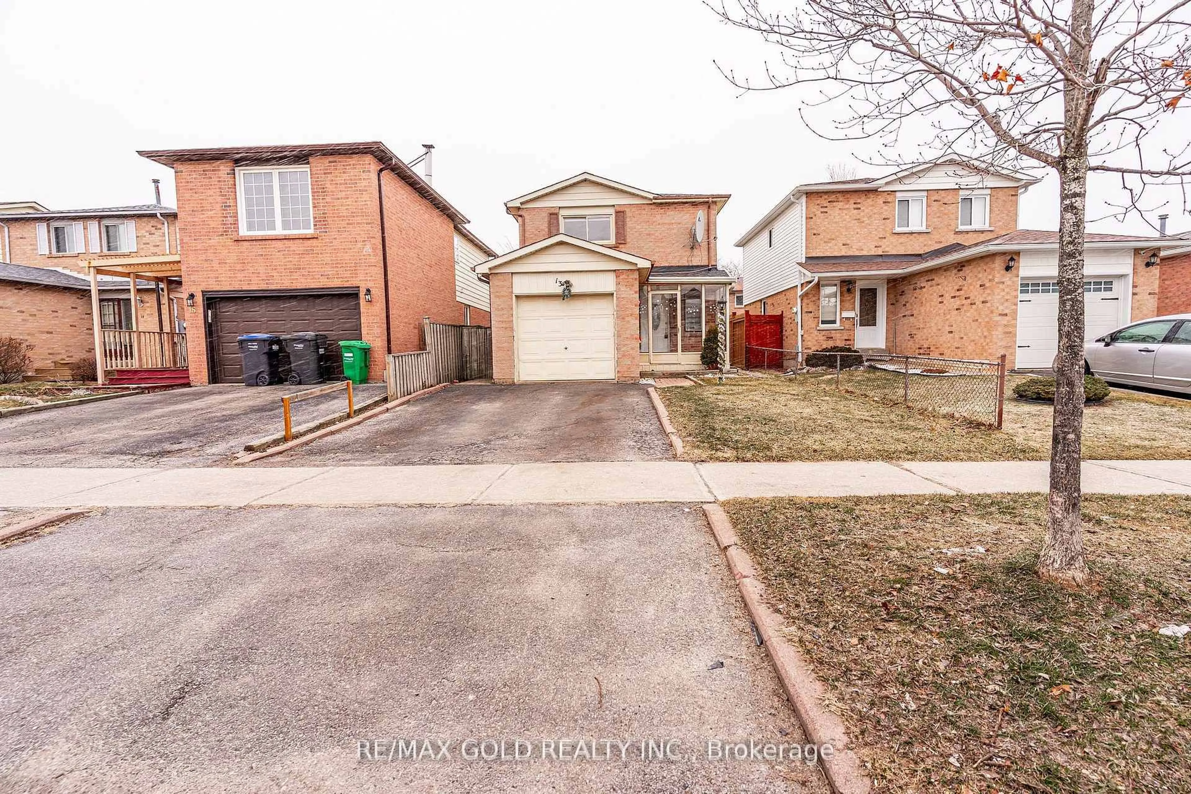 A pic from outside/outdoor area/front of a property/back of a property/a pic from drone, street for 13 Martindale Cres, Brampton Ontario L6X 2V7