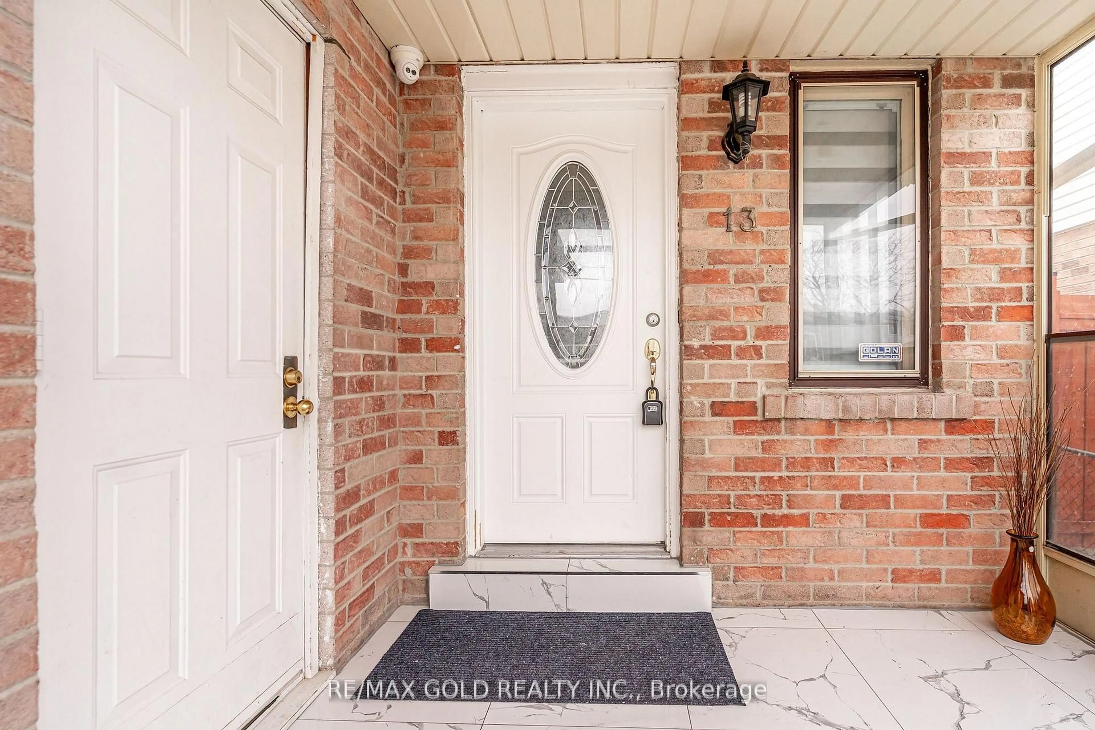 Indoor entryway for 13 Martindale Cres, Brampton Ontario L6X 2V7