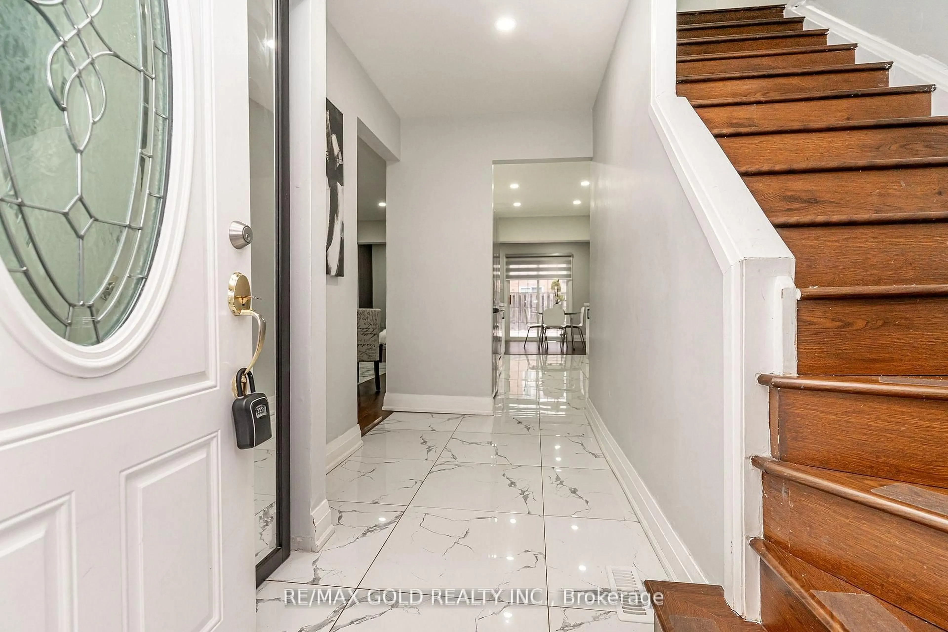 Indoor entryway for 13 Martindale Cres, Brampton Ontario L6X 2V7