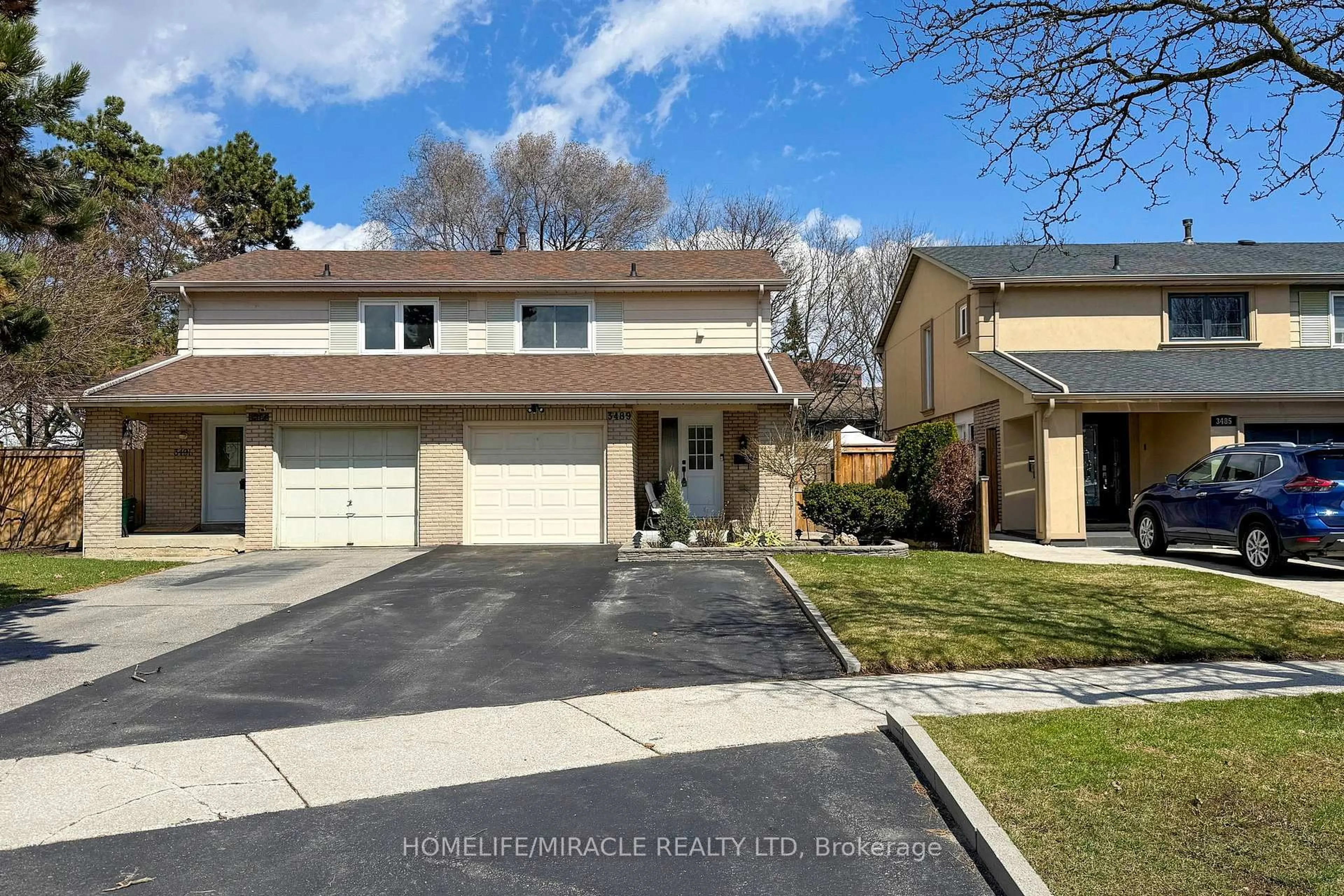 A pic from outside/outdoor area/front of a property/back of a property/a pic from drone, street for 3489 Woodhurst Cres, Mississauga Ontario L5L 1N3