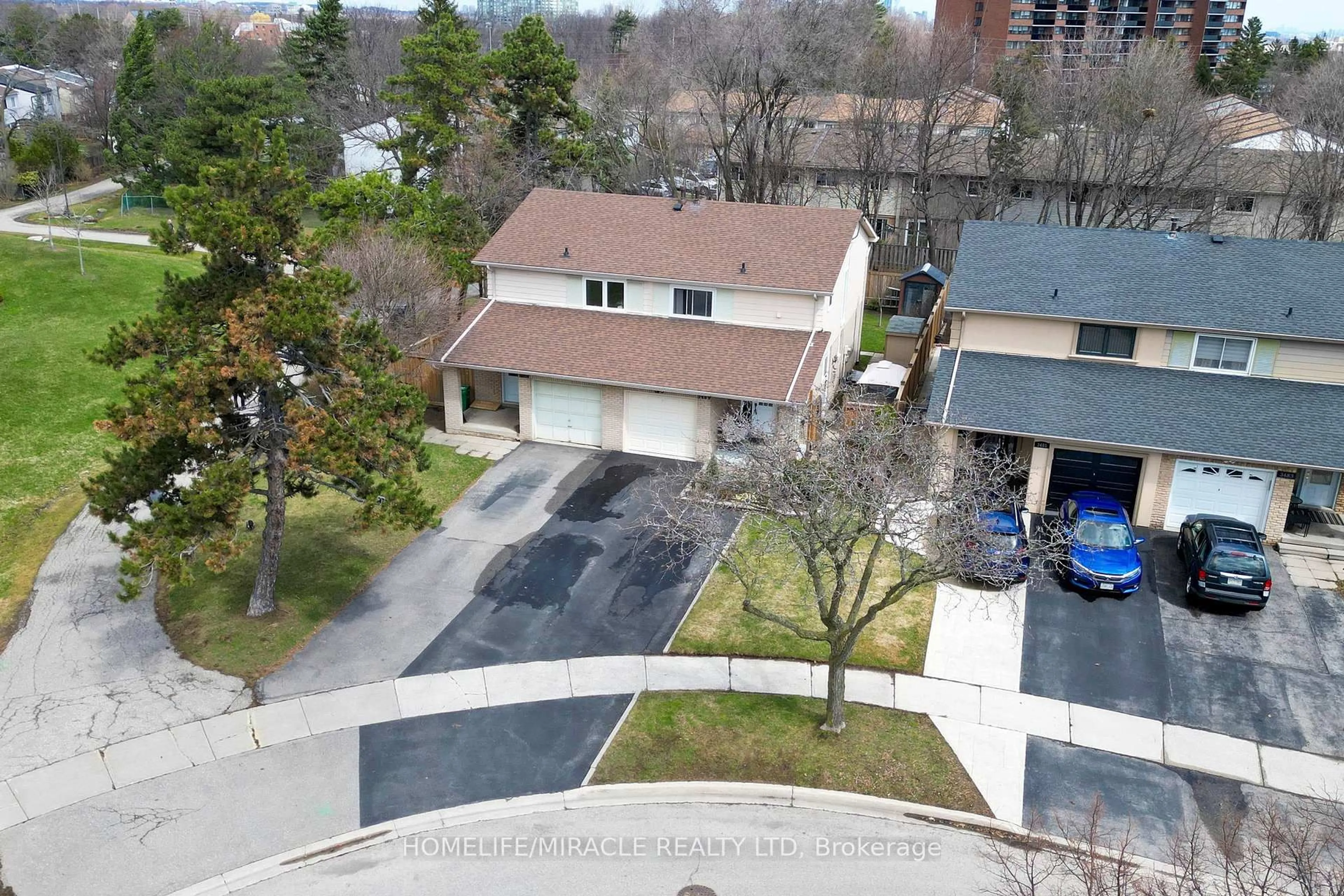 A pic from outside/outdoor area/front of a property/back of a property/a pic from drone, street for 3489 Woodhurst Cres, Mississauga Ontario L5L 1N3