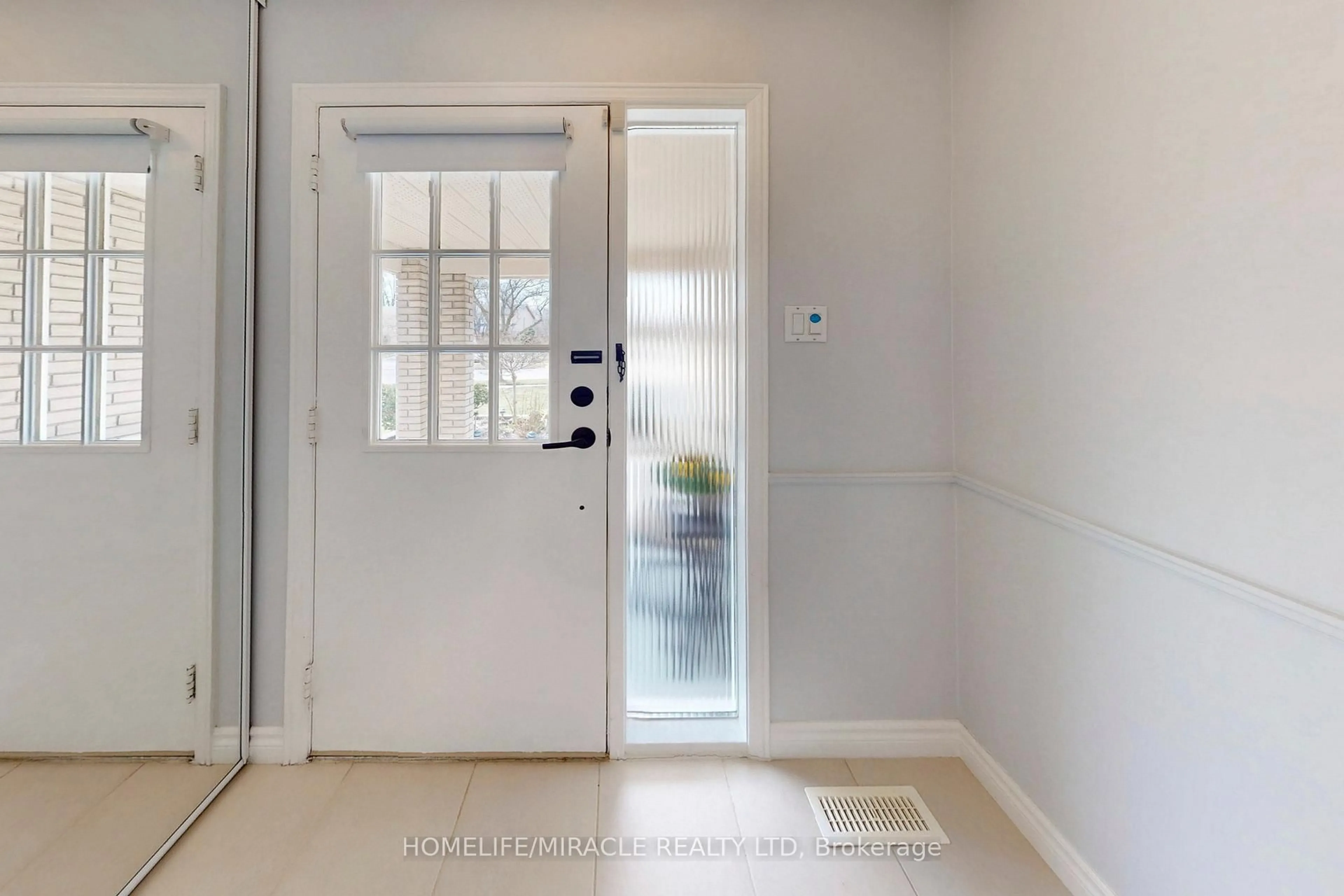 Indoor entryway for 3489 Woodhurst Cres, Mississauga Ontario L5L 1N3