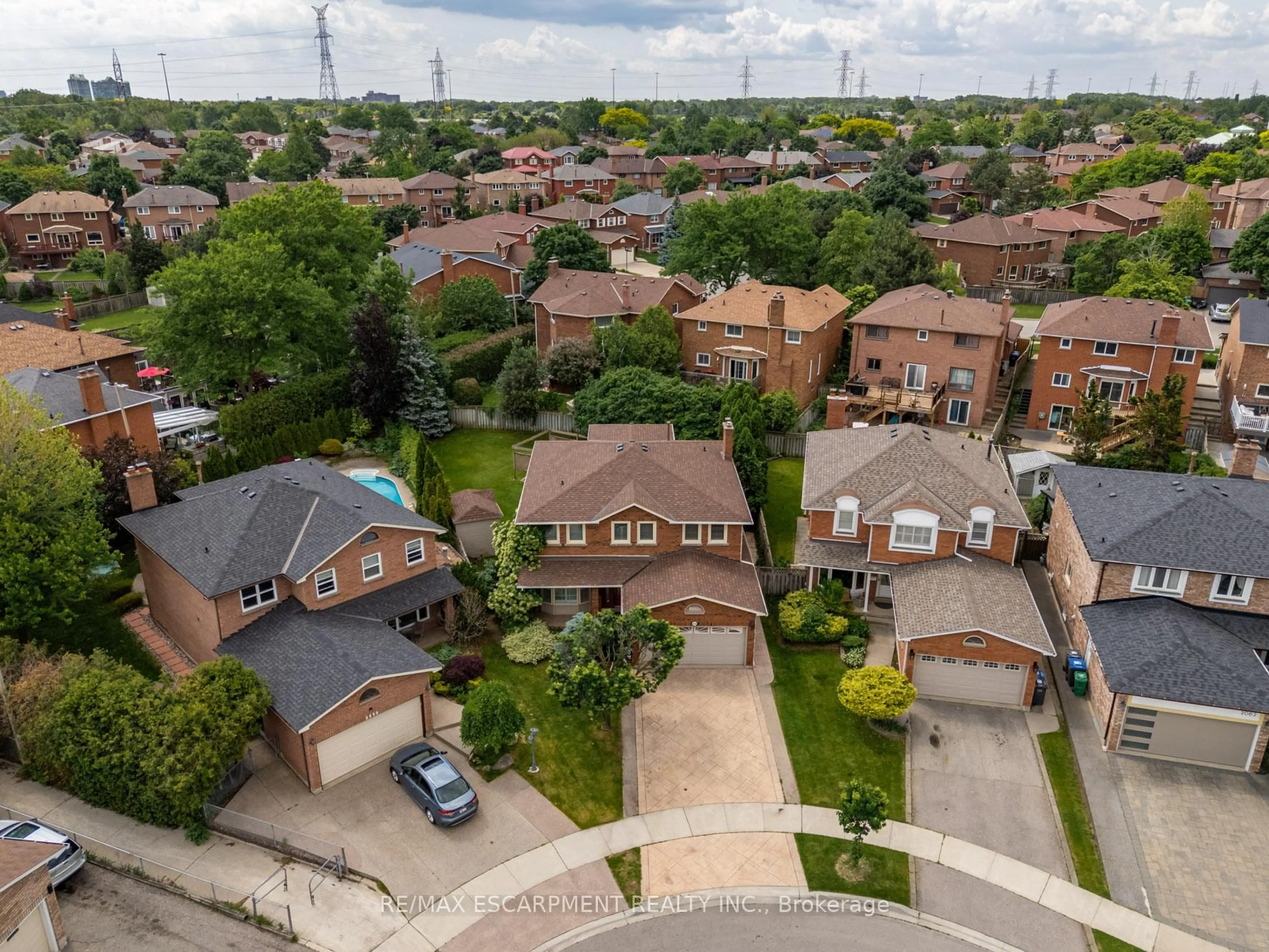 A pic from outside/outdoor area/front of a property/back of a property/a pic from drone, city buildings view from balcony for 2054 Teeside Crt, Mississauga Ontario L5M 3E5