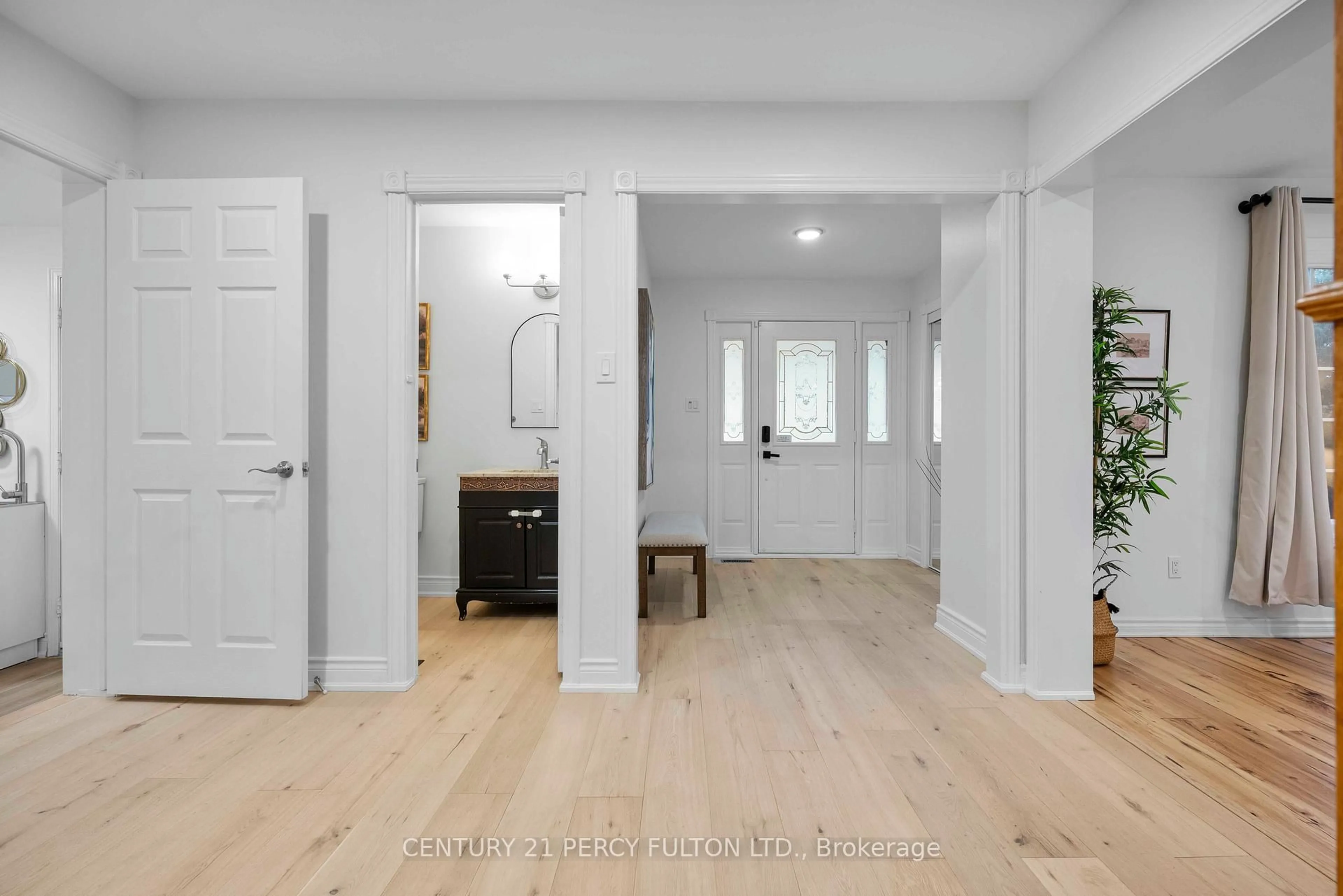 Indoor entryway for 5393 Glen Erin Dr, Mississauga Ontario L5M 5C8