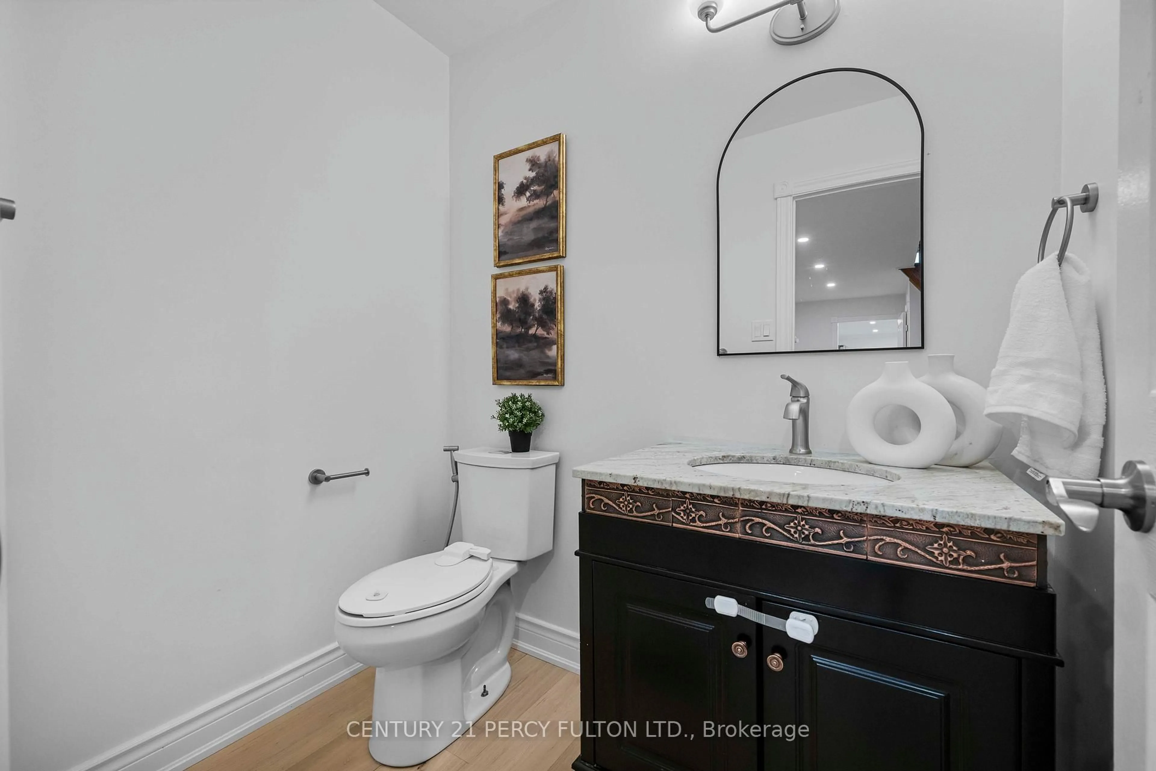 Standard bathroom, ceramic/tile floor for 5393 Glen Erin Dr, Mississauga Ontario L5M 5C8