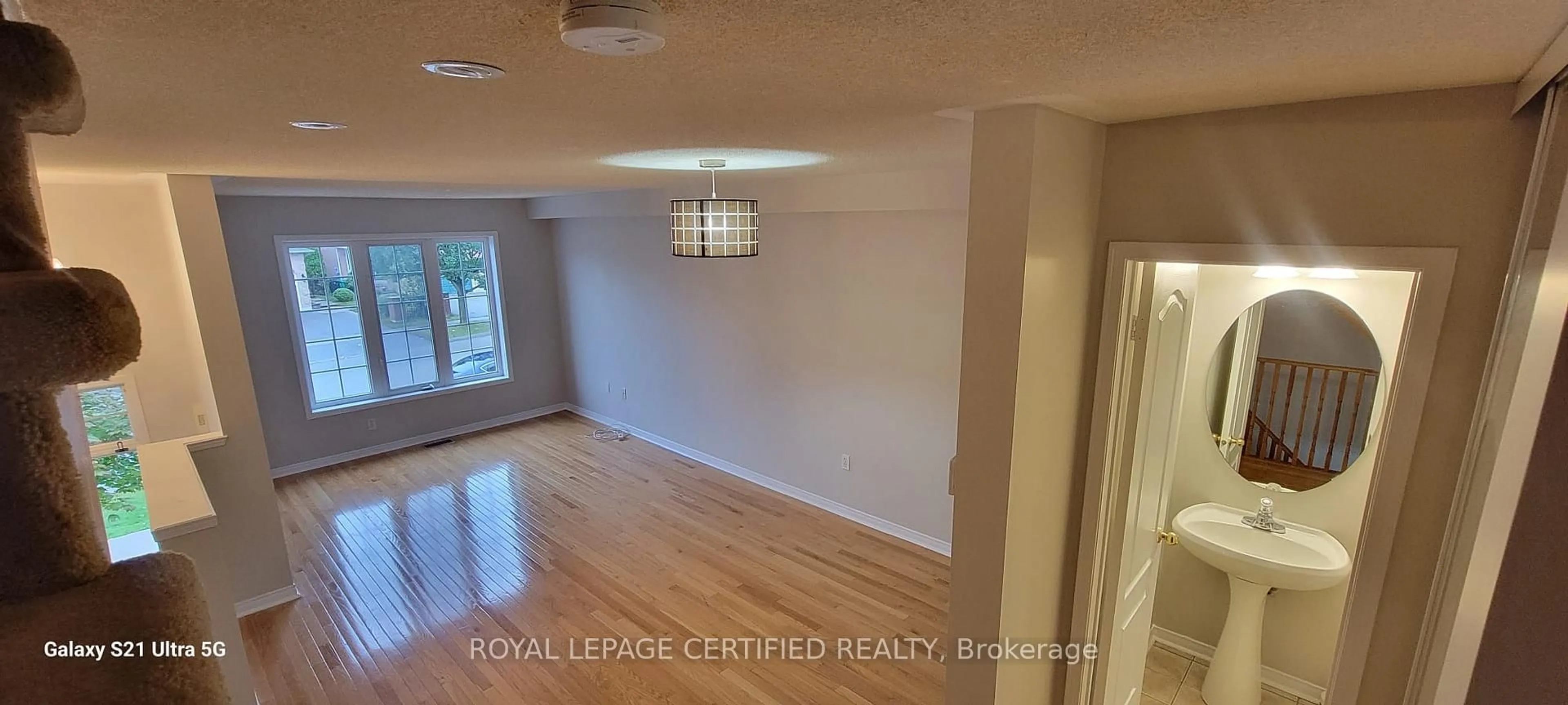 A pic of a room for 876 Scollard Crt, Mississauga Ontario L5V 2R5