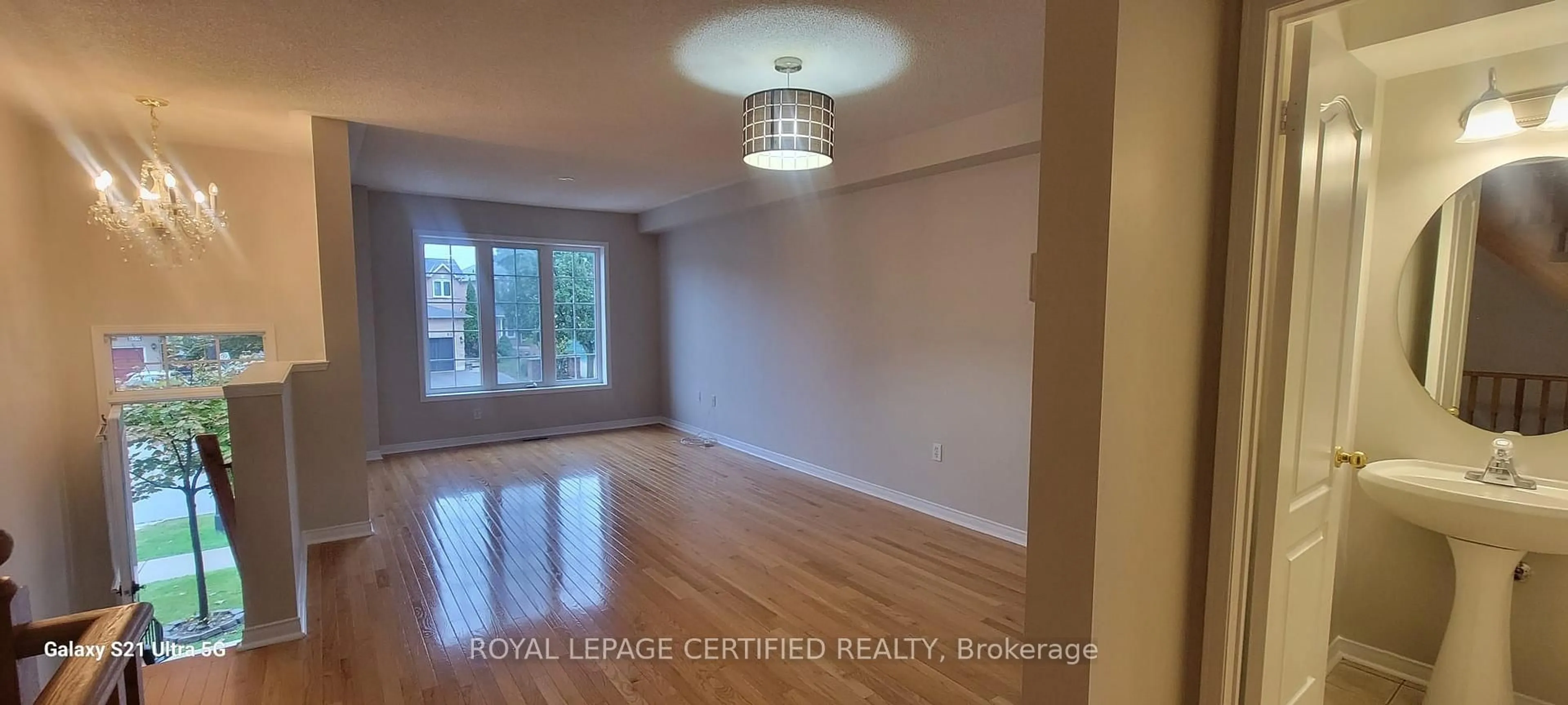 A pic of a room for 876 Scollard Crt, Mississauga Ontario L5V 2R5